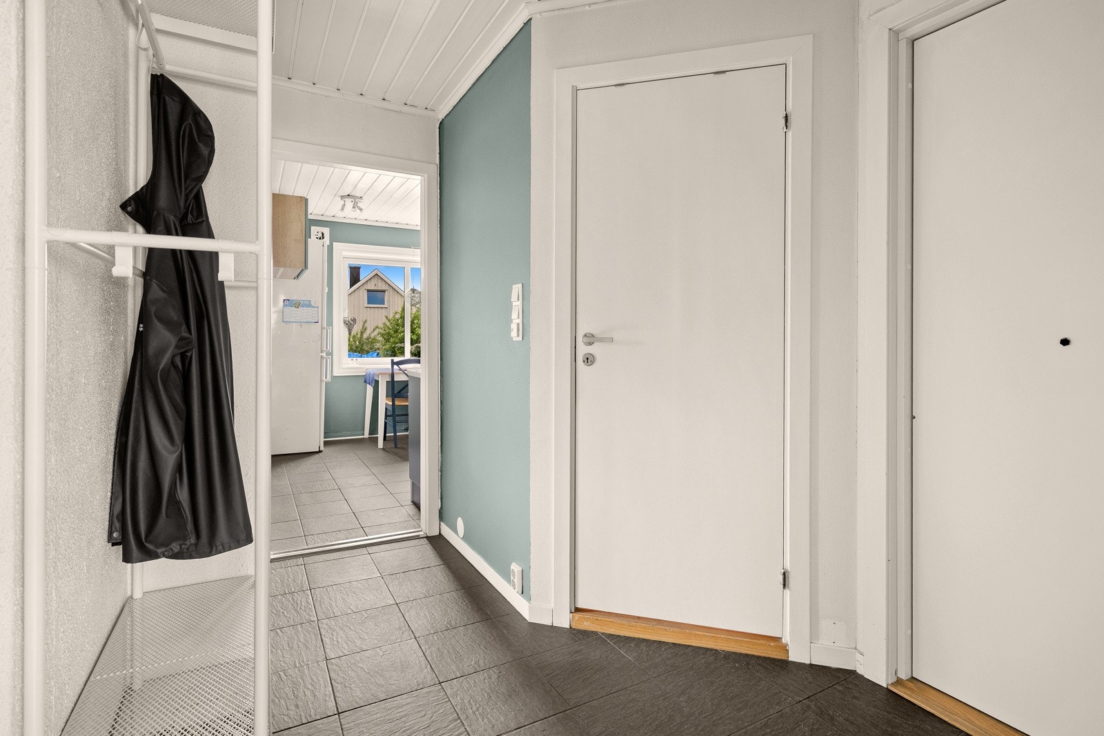 Velkommen inn! Gang med oppbevaringsløsning for sko og yttertøy. Døren rett frem er inn til badet Galleribilde