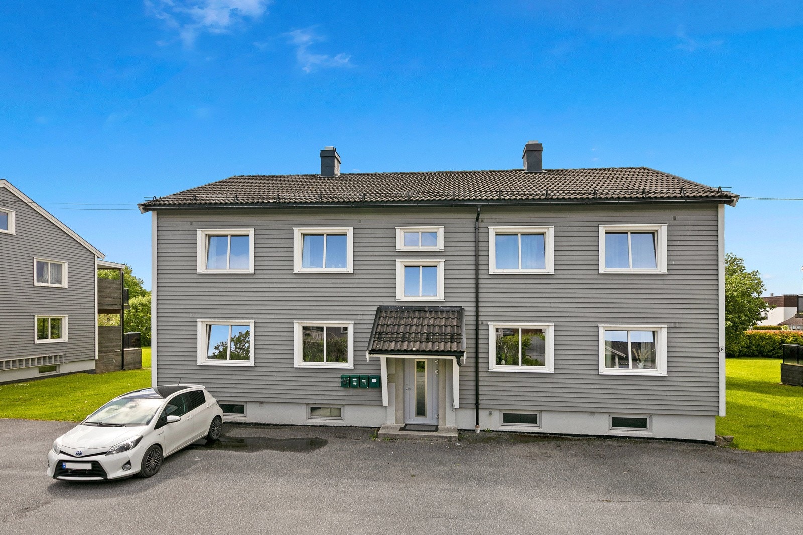 Inngangsparti - pen leilighet i 1 etasje i 4 mannsbolig i rolig boligområde Galleribilde