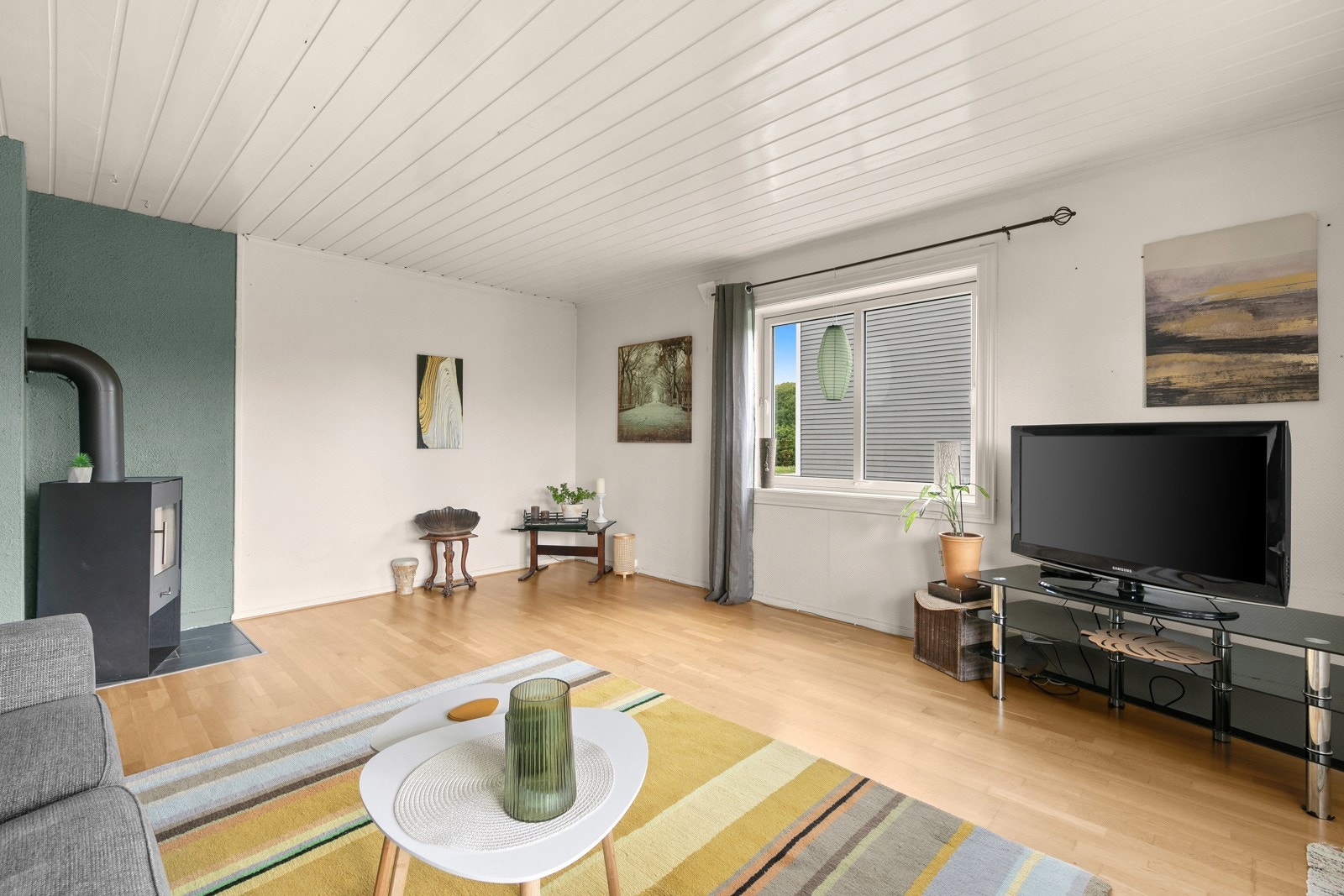 Leiligheten har vedovn som varmer på de kalde dagene Galleribilde