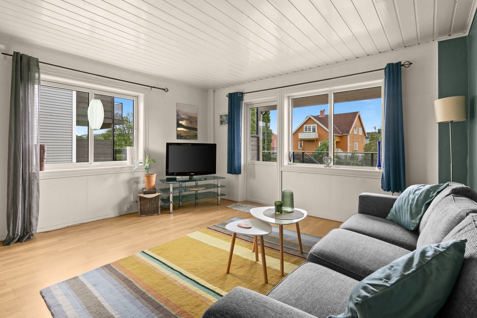 Mye naturlig lys fra flere vinduer og verandadør Galleribilde