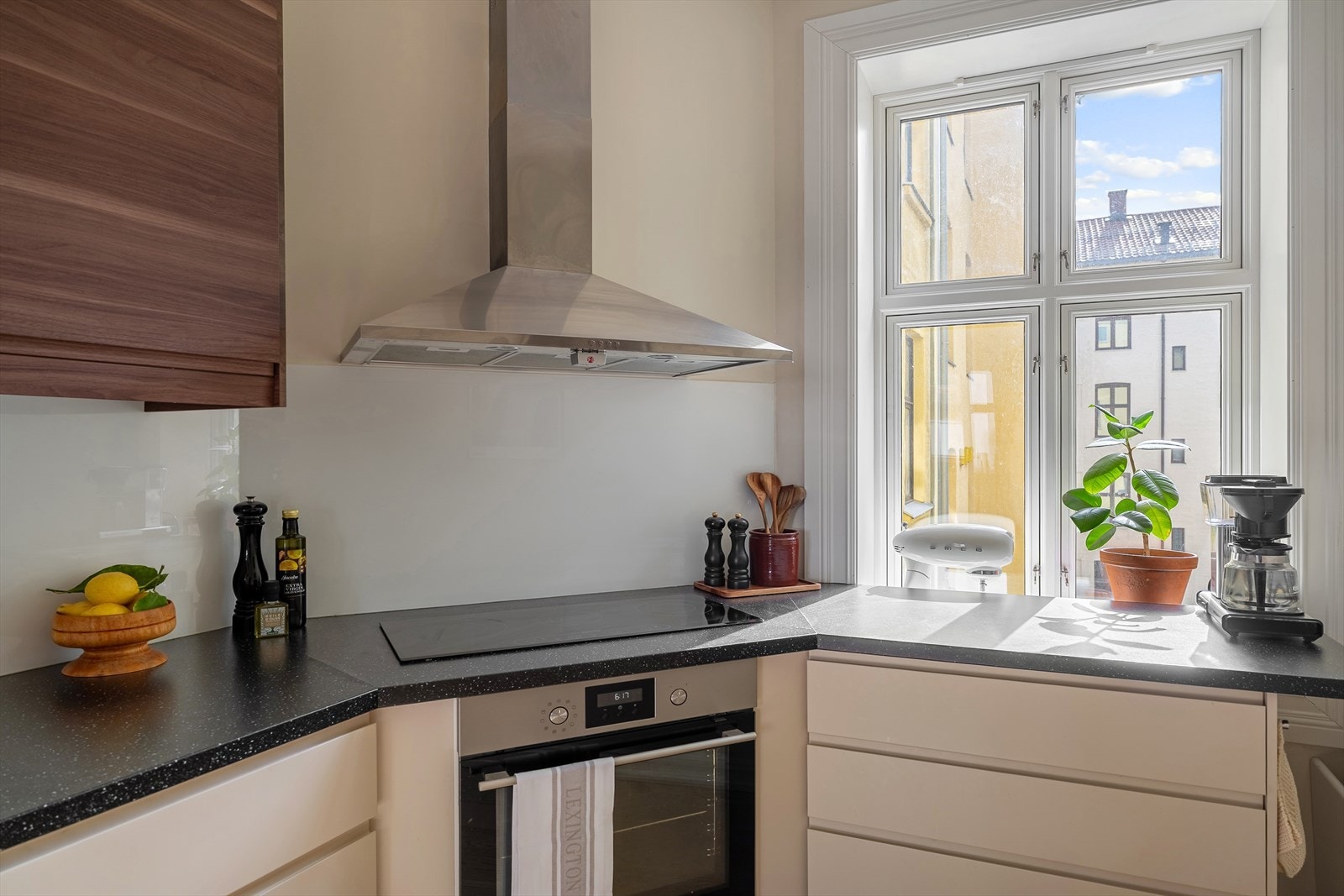 Kjøkkenet er utstyrt med induksjonstopp, stekeovn og ventilator med kullfilter. Hvitevarene på kjøkkenet medfølger i salget. Galleribilde
