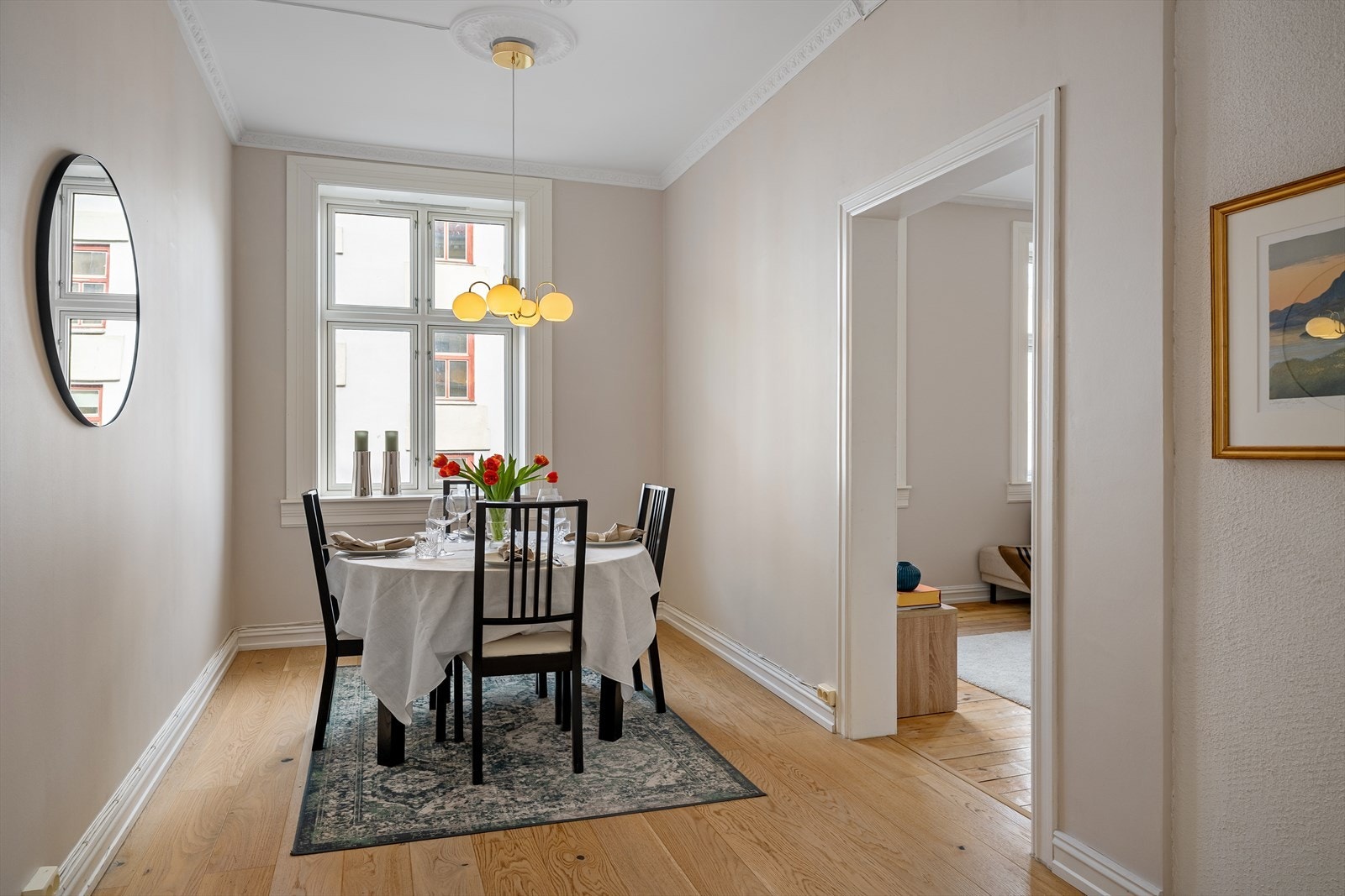 Fra stuen har man videre adkomst til leilighetens spisestue. Her er det godt med plass til langbord. Perfekt for sosiale sammenkomster. Galleribilde