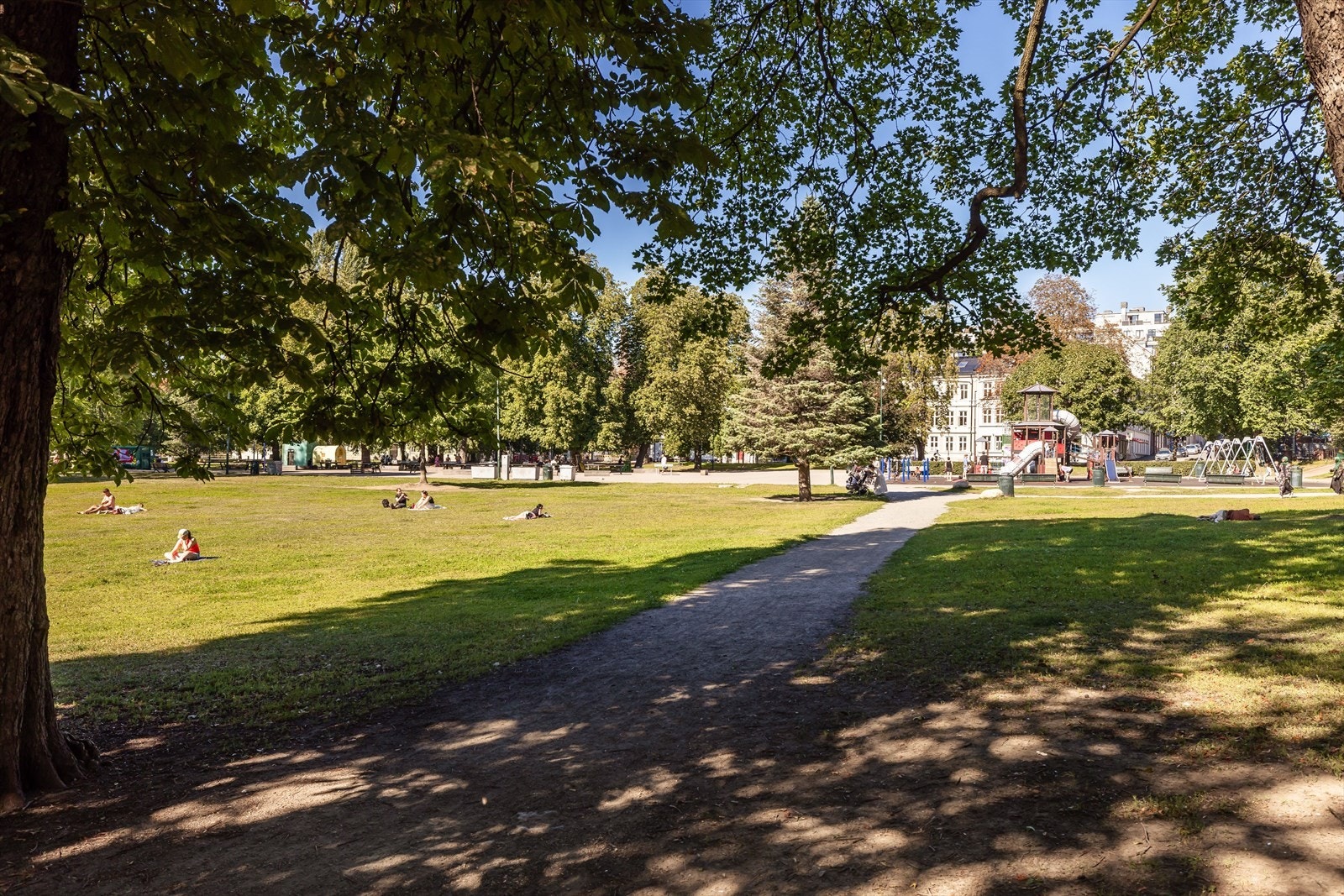 Sofienbergparken, en av bydelens største grønne lunger, ligger også i gangavstand. Galleribilde