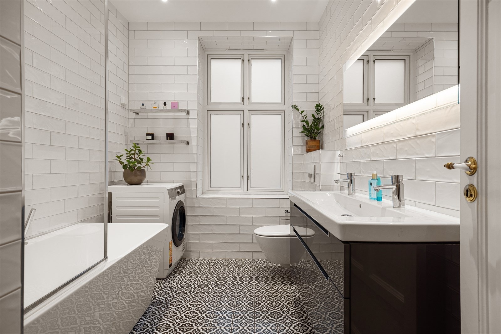Lekkert og klassisk bad som ble pusset opp i 2019 (av fagfolk). Badet har elektrisk gulvvarme, vegghengt toalett og opplegg for vaskemaskin. Galleribilde