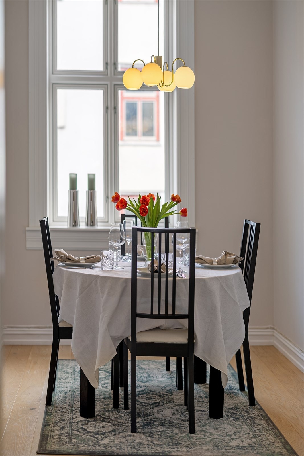 Veggene er tidsriktig malt, gulvet i spisestuen og på kjøkkenet er 1-stavs eikeparkett. Kom på visning for å planlegge hvordan du skal innrede din nye bolig. Galleribilde
