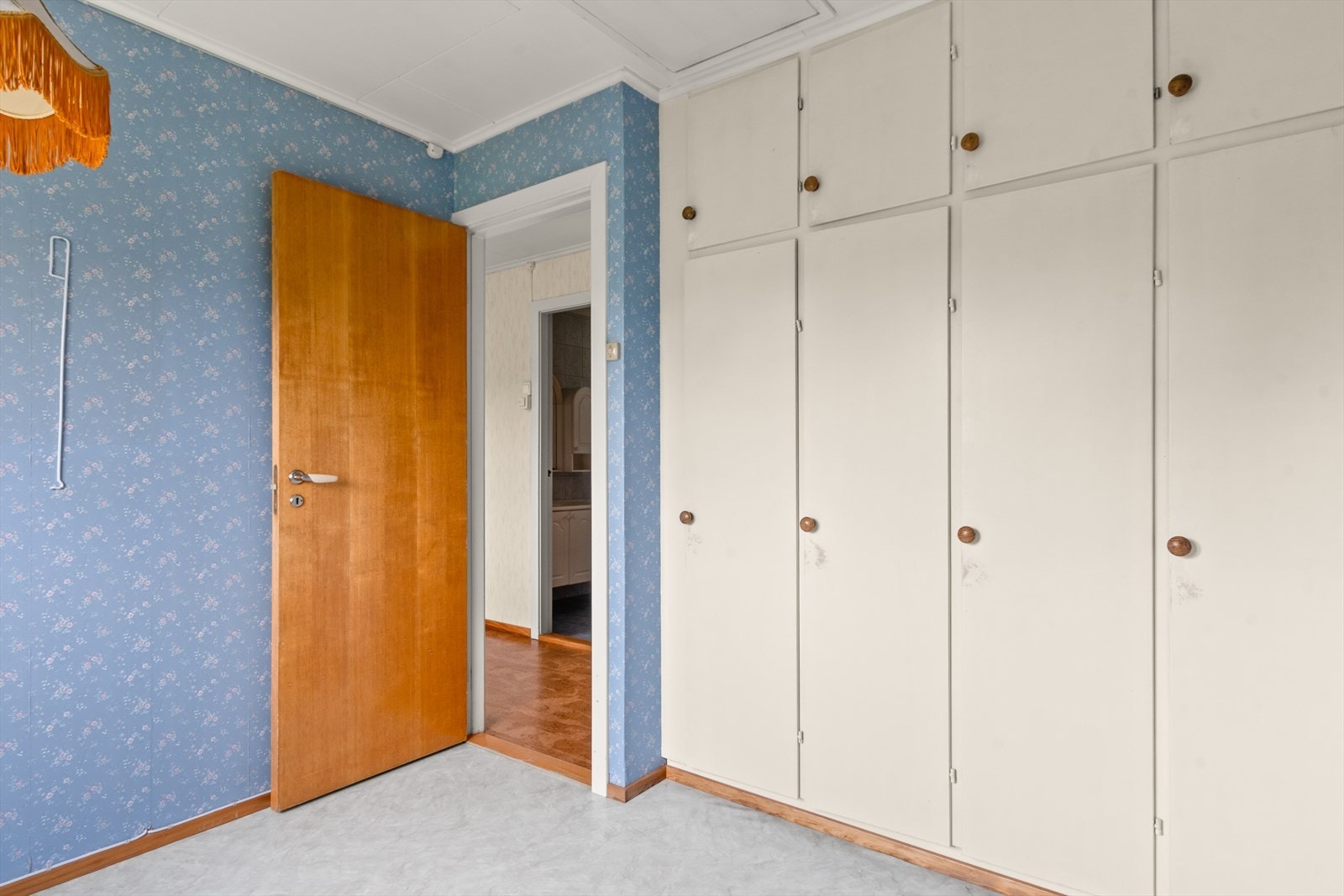 Soverommet er utstyrt med en stor, innebygd skapvegg som går helt opp til taket. Her får du plass til hele garderoben uten at det tar opp verdifull gulvplass i rommet. Galleribilde