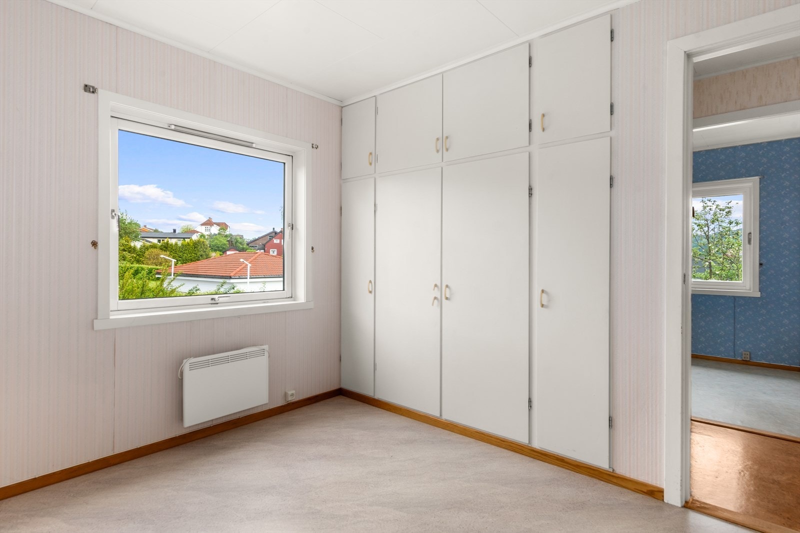 Her får du et romslig og lettmøblert soverom med alt du trenger av lagringsplass. Et solid utgangspunkt for å skape ditt eget drømmerom! Galleribilde