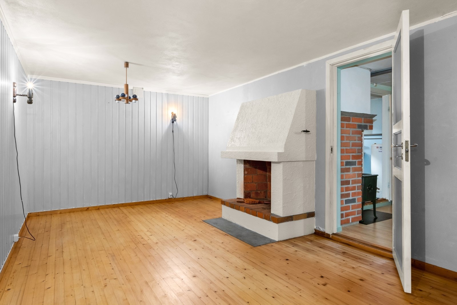 Disponibelt rom i kjeller som har blitt brukt som kjellerstue. Kunne også vært perfekt for hjemmekino! Galleribilde