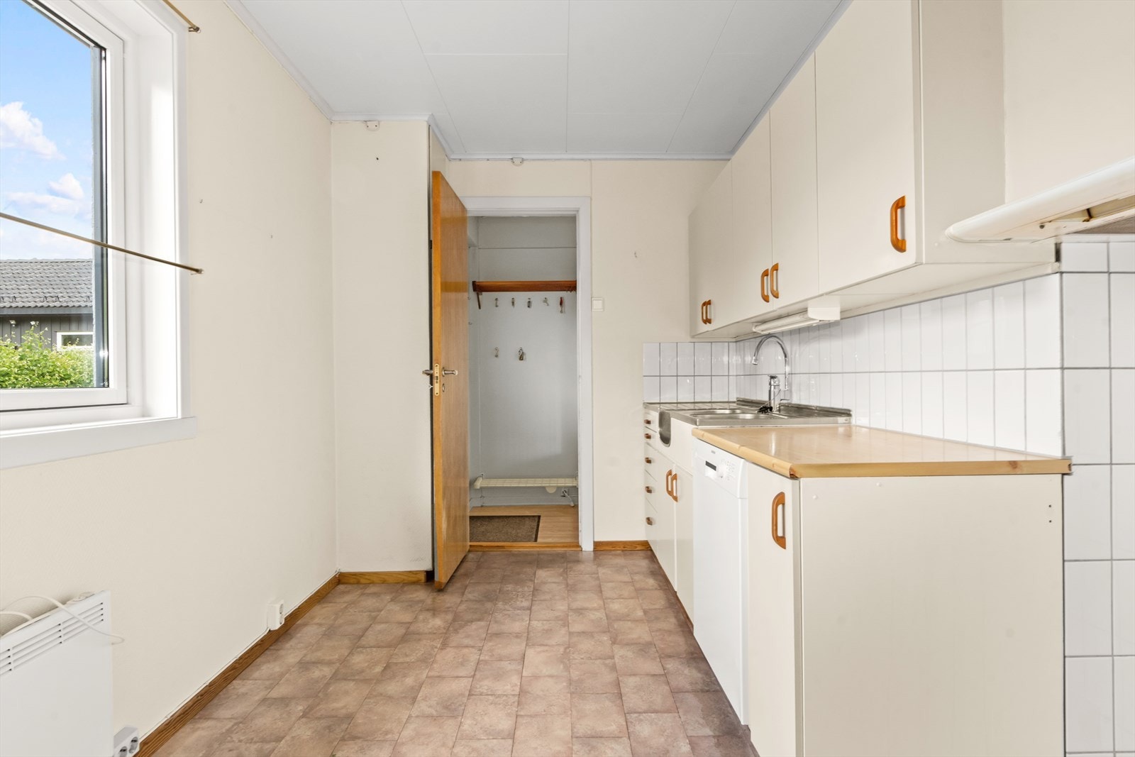 Med vindu mot uteområdet og direkte tilknytning til resten av etasjen, har dette rommet et kjempepotensial til å bli et sosialt og koselig kjøkken for hele familien. Galleribilde