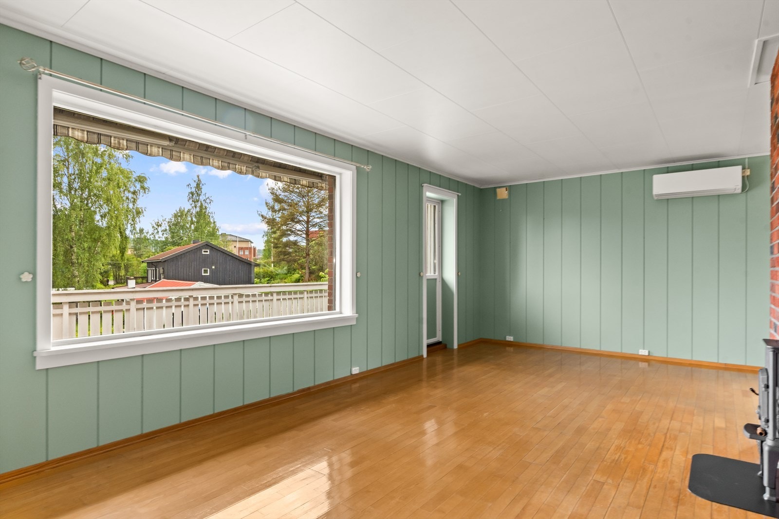 En romslig stueløsning hvor de store vindusflatene gir en åpen og god romfølelse. Galleribilde