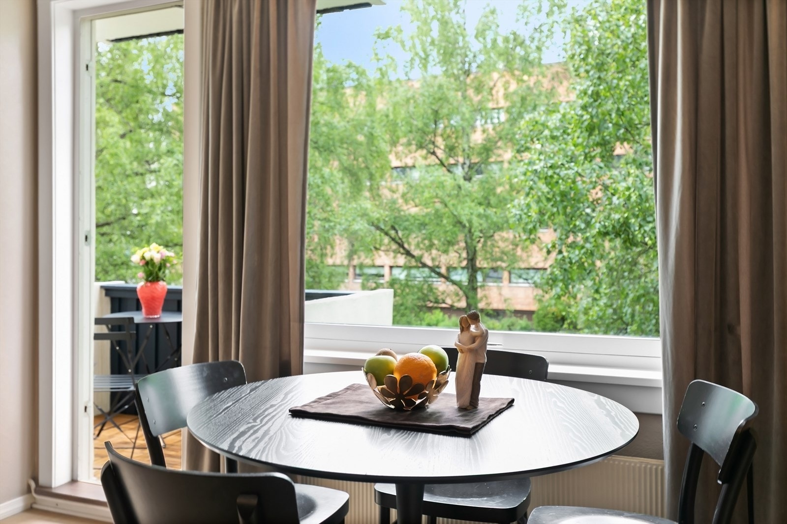 Spiseplassen er praktisk plassert ved vinduet, med direkte utsyn og tilgang til balkongen. Galleribilde