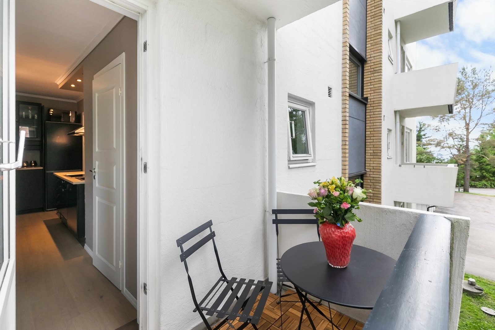 Fra stuen er det utgang til en hyggelig balkong på ca. 2 m², som gir en fin forlengelse av oppholdsrommet på sommerstid. Galleribilde