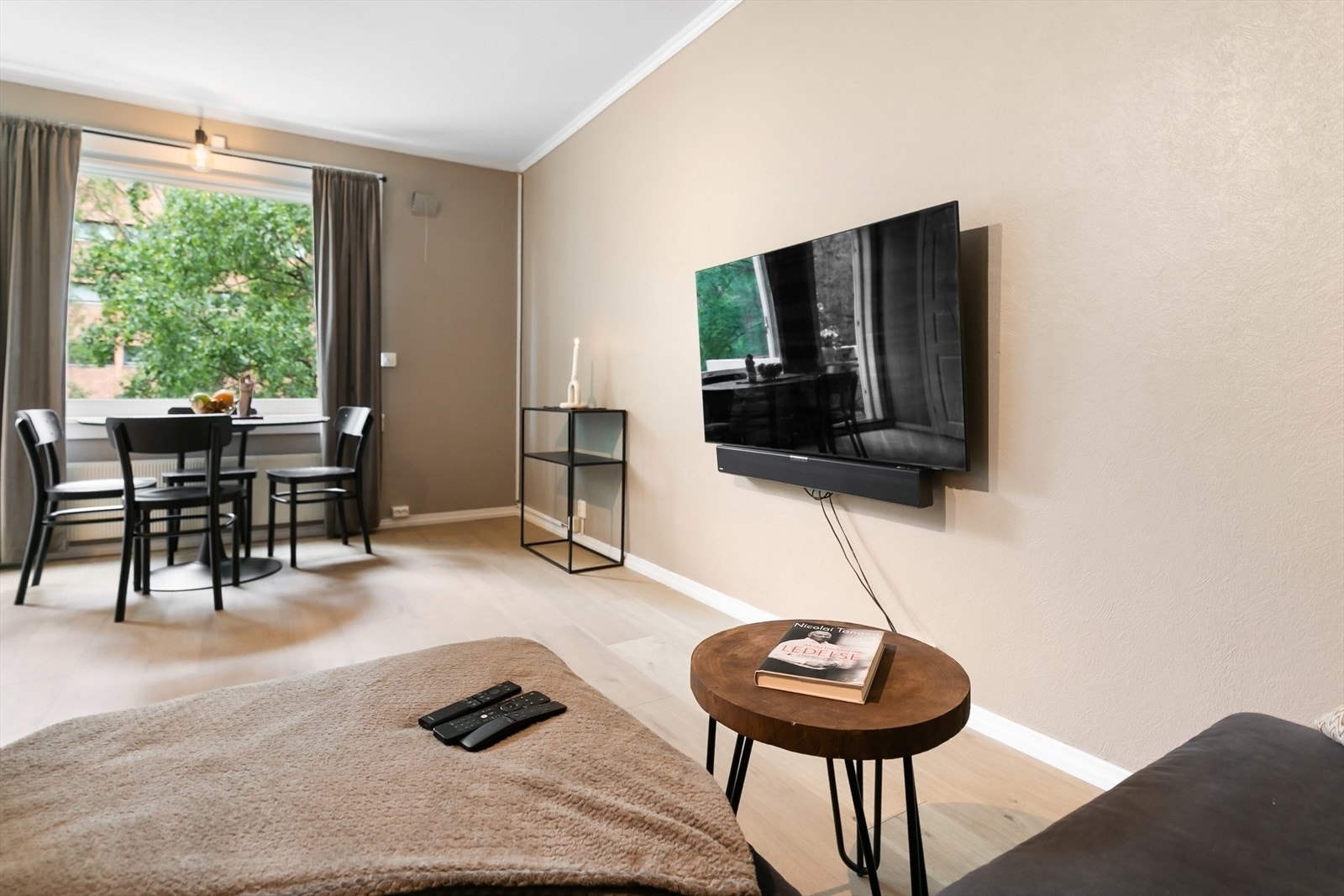 Stuen har store vindusflater og oppvarming via radiator. Fyring og varmtvann er inkludert i felleskostnadene. Galleribilde