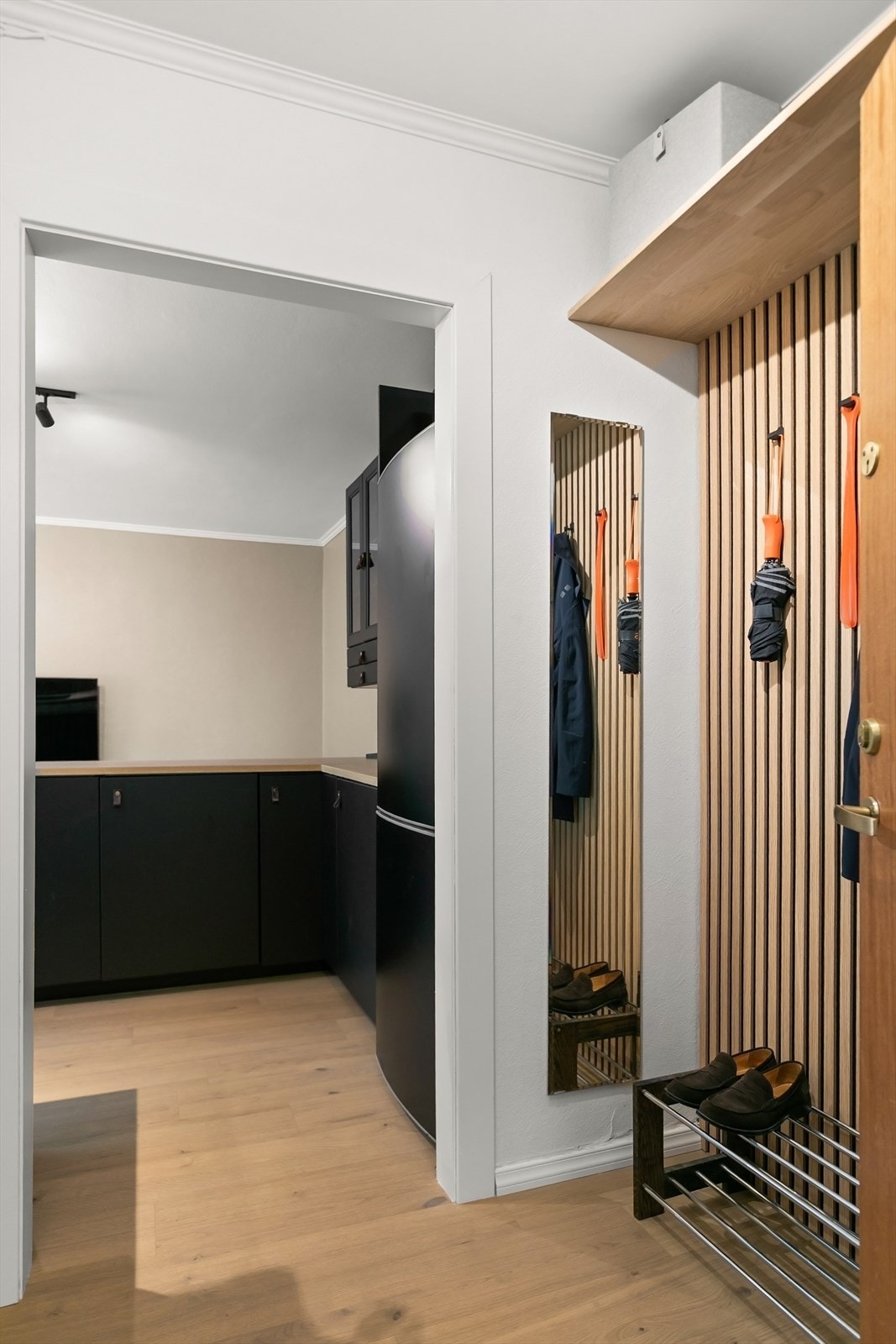 Entréen ønsker velkommen med en ny spilevegg og praktisk hattehylle. Galleribilde