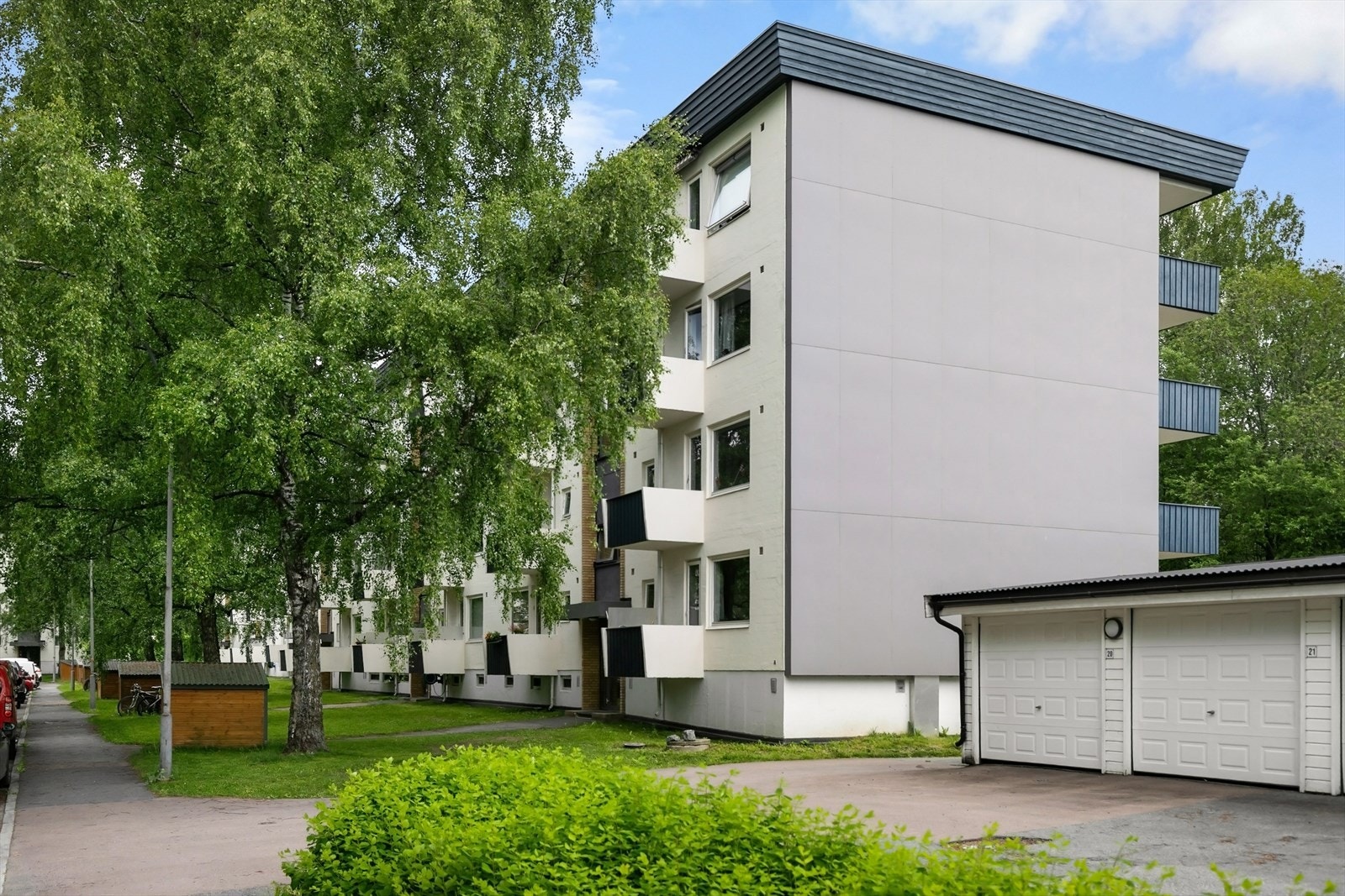 Her bor du i et rolig og grønt boligområde på Kringsjå, med nærhet til marka, gode kollektivforbindelser og et variert servicetilbud. Galleribilde