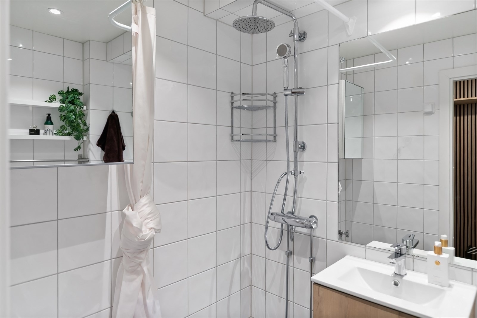 Flislagt bad med elektrisk gulvvarme og opplegg for vaskemaskin. Galleribilde