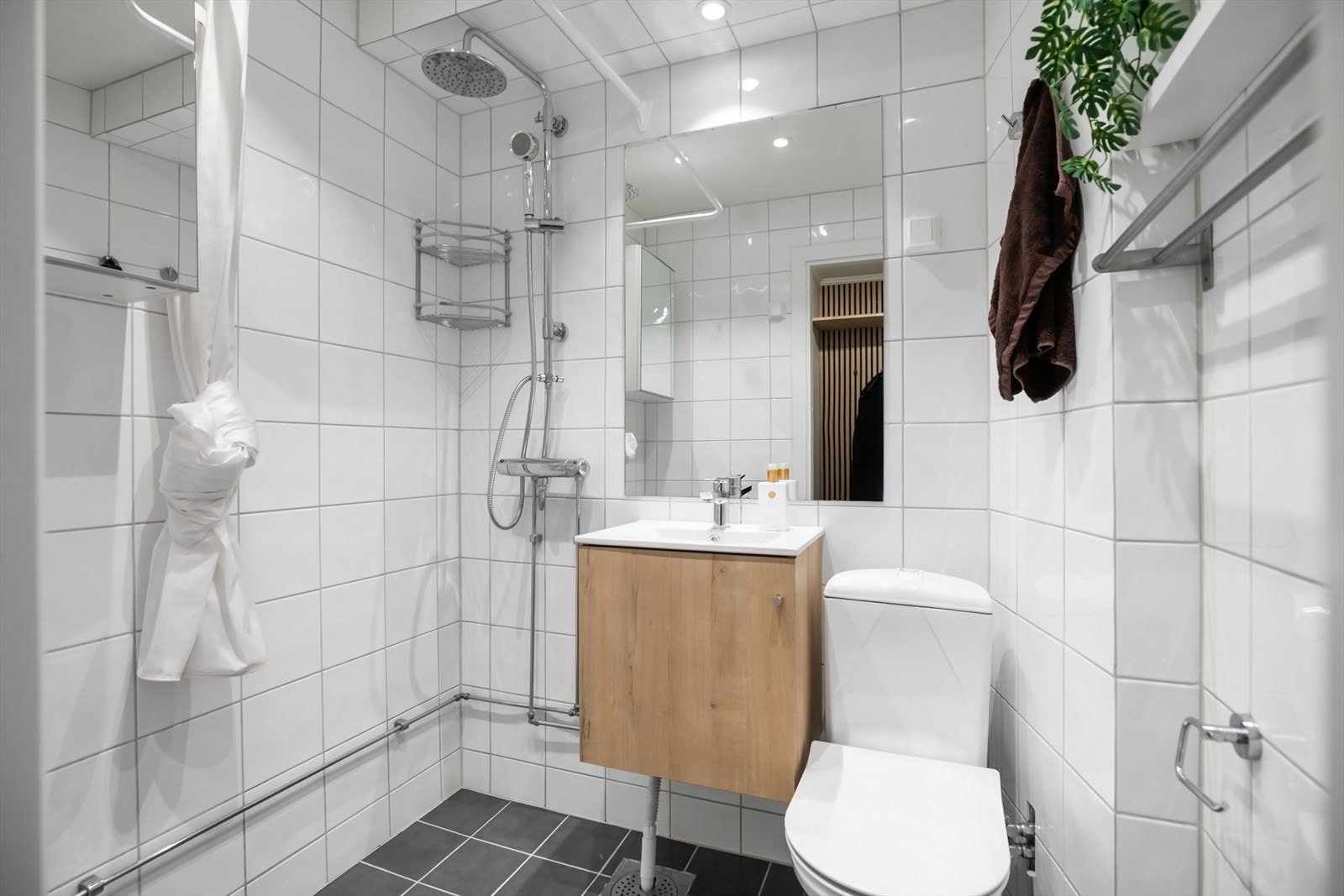 Badet er oppgradert med ny termostat til gulvvarmen og nye spotlights i 2026. Galleribilde