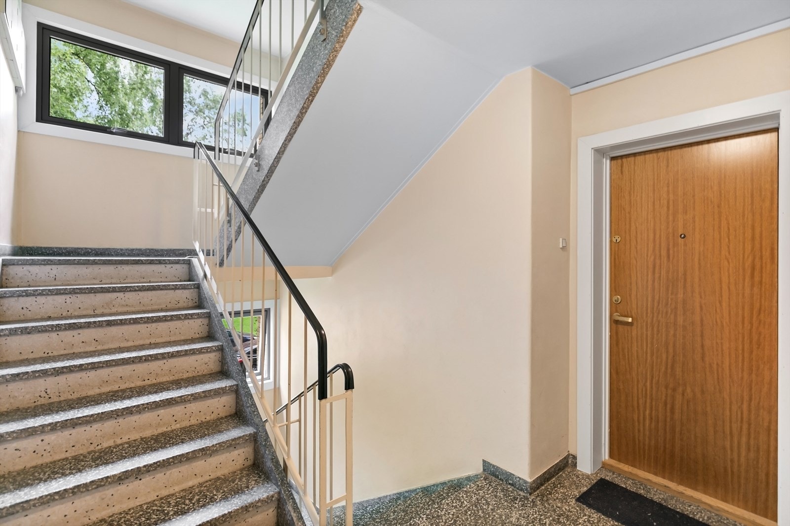 Leiligheten disponerer en kjellerbod på ca. 2 m², som gir praktisk oppbevaringsplass. I tillegg har beboerne tilgang til felles sykkelbod i kjelleren. Galleribilde