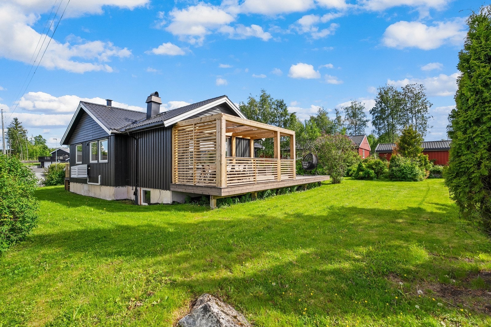 Hagen er skjermet, svært solrik og pent opparbeidet. Galleribilde