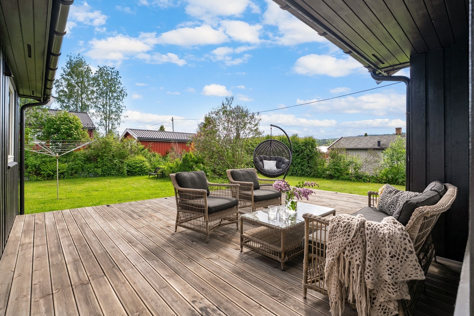 Terrasse med direkte adkomst til hage og grønne uteområder. Galleribilde