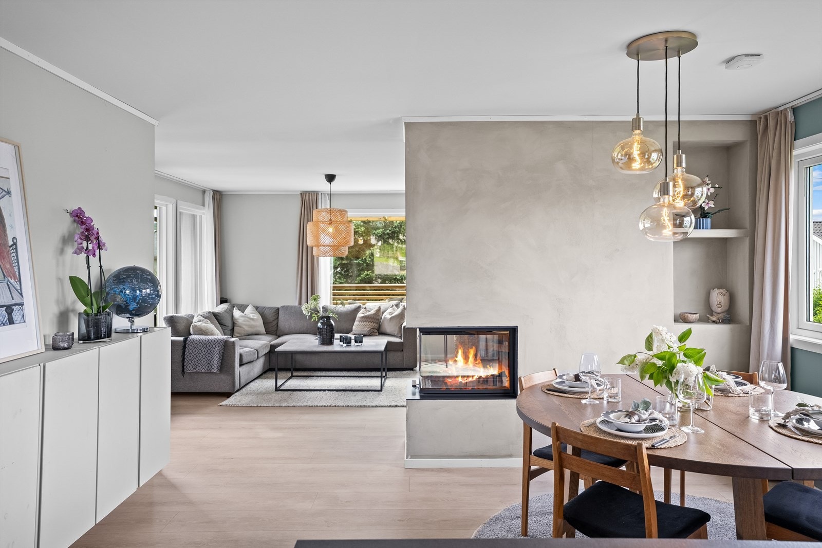 Spisestuen ligger i åpen forbindelse med både kjøkken og stue, perfekt for sosiale sammenkomster. Galleribilde
