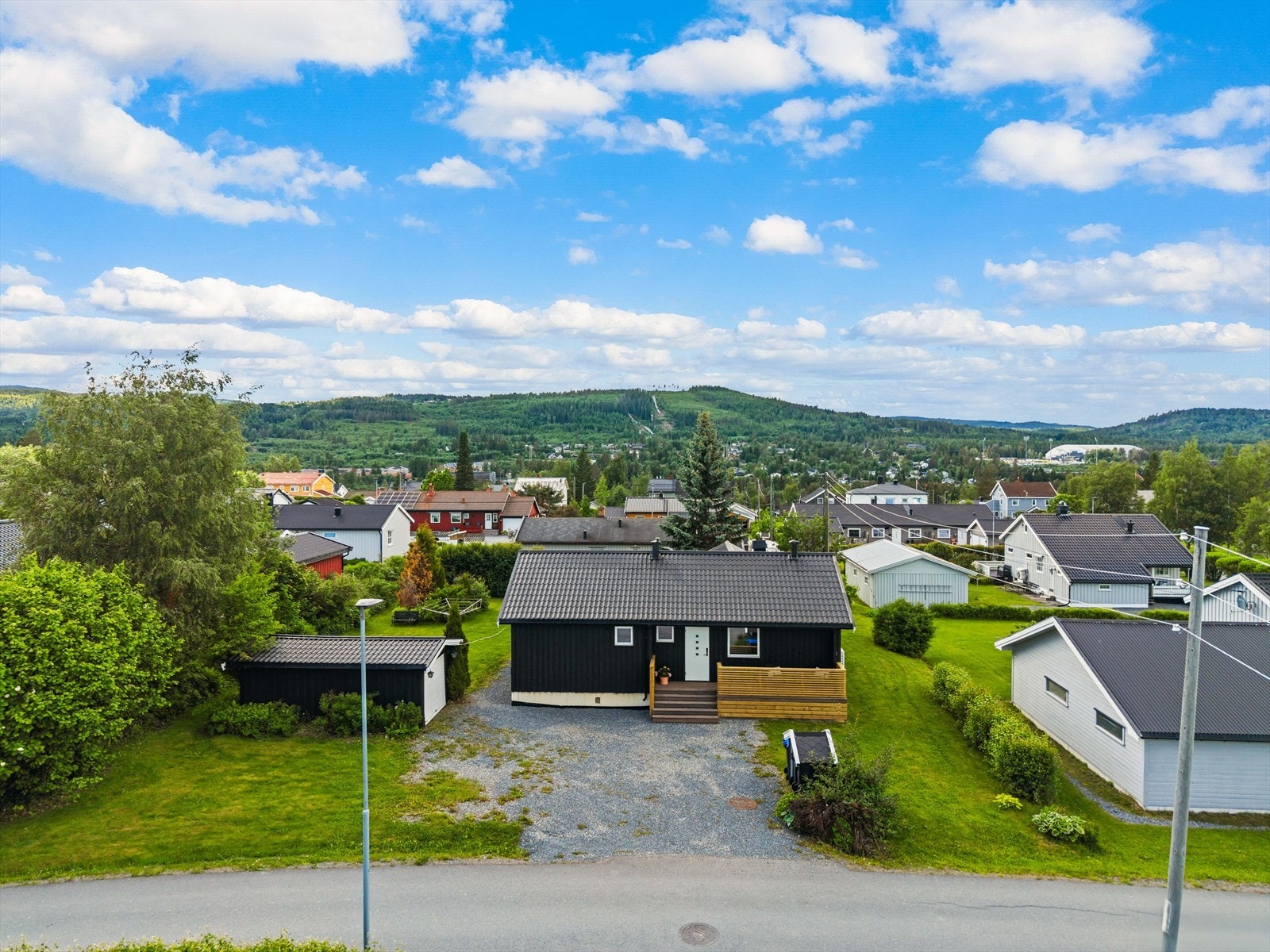 Enkel garasje og ellers biloppstillingsplass på gårdsplass. Galleribilde