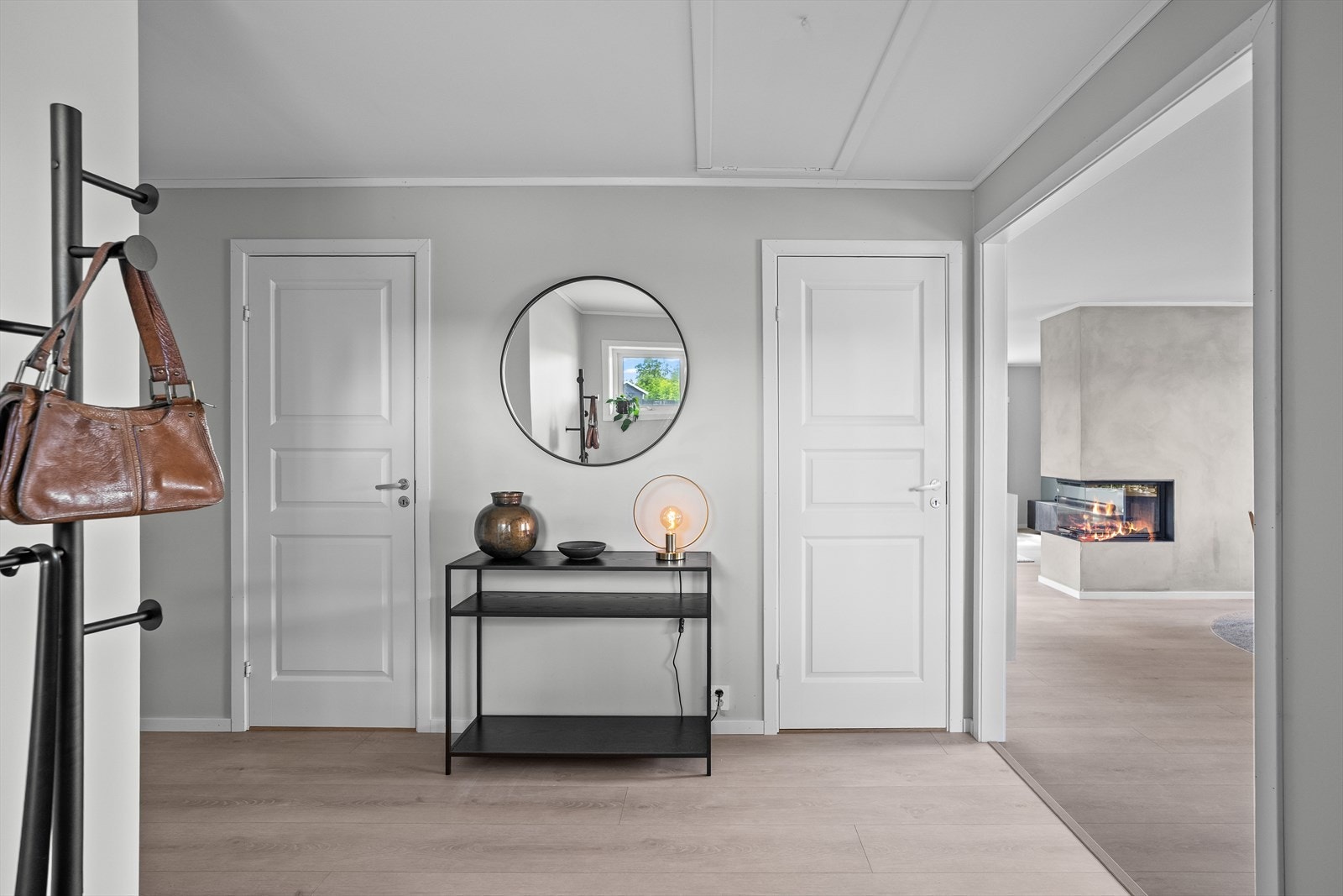 Lys og romslig entré med god plass til oppbevaring og garderobeløsninger. Galleribilde