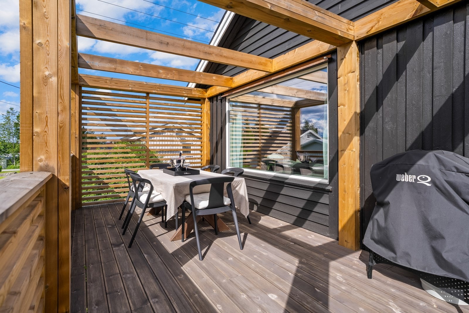 Overbygget terrasse med god plass til spisegruppe og grill. Galleribilde