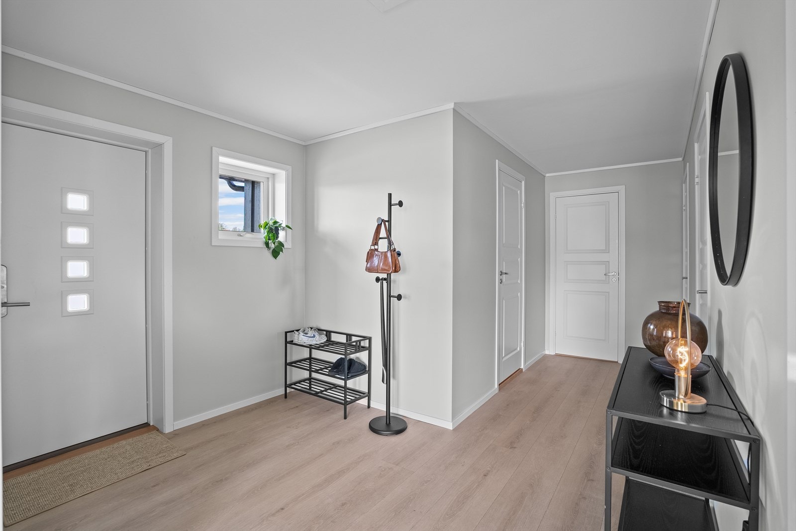 Praktisk entré med god plass til yttertøy og sko. Galleribilde