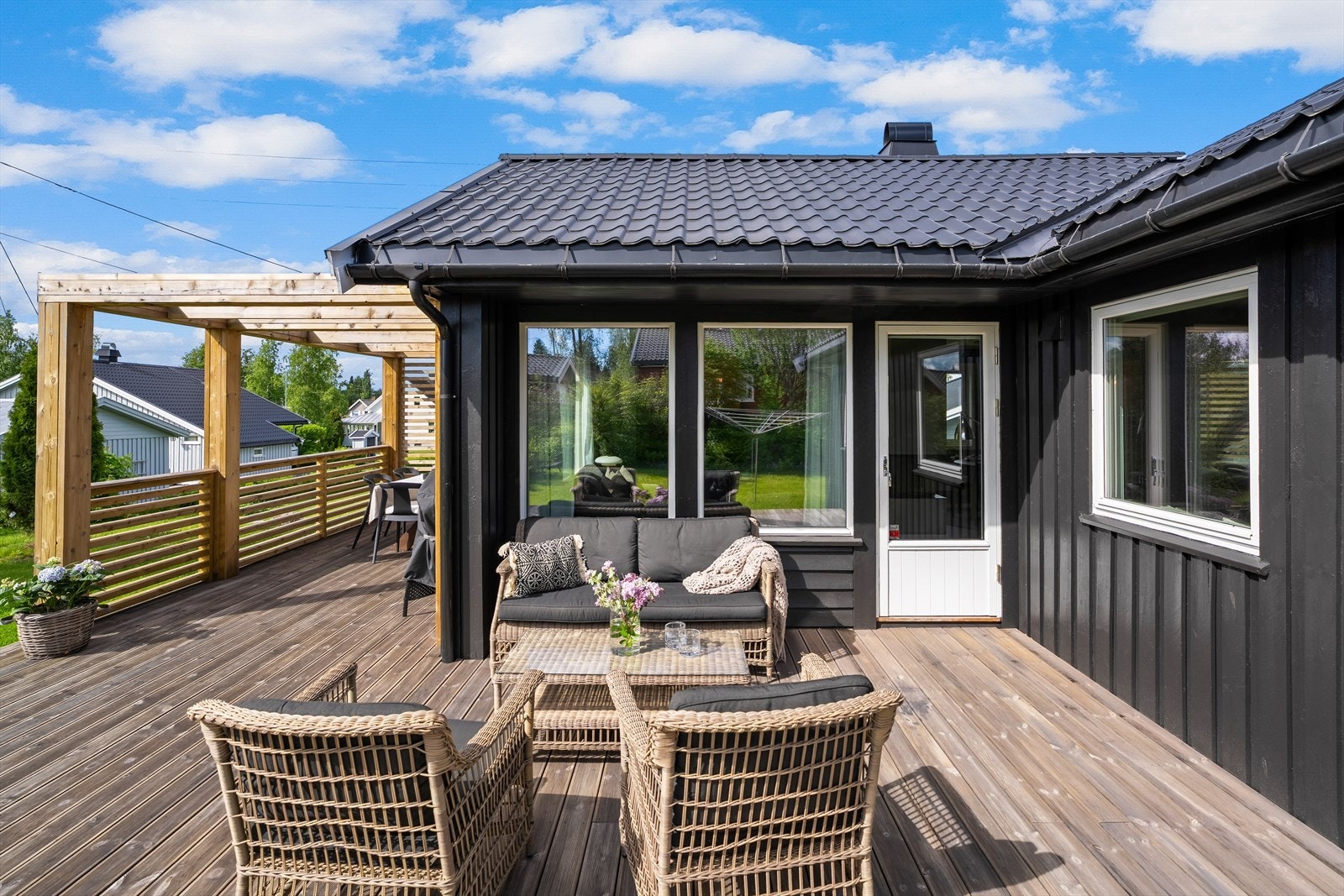 Hagen er skjermet, svært solrik og pent opparbeidet med flat gressplen og stor terrasse på hele 35 kvm. Galleribilde
