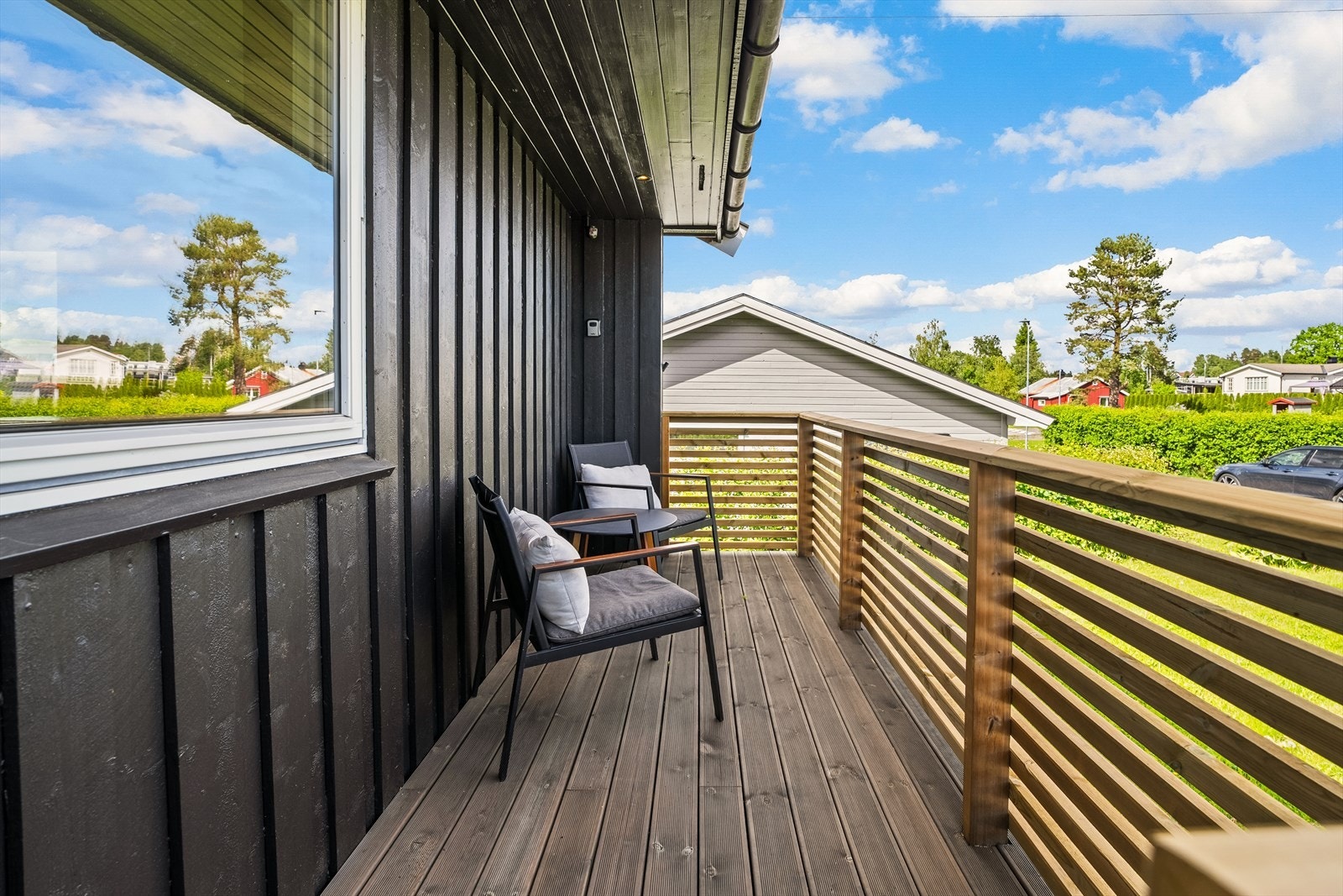 Hyggelig veranda ved inngangspartiet. Galleribilde
