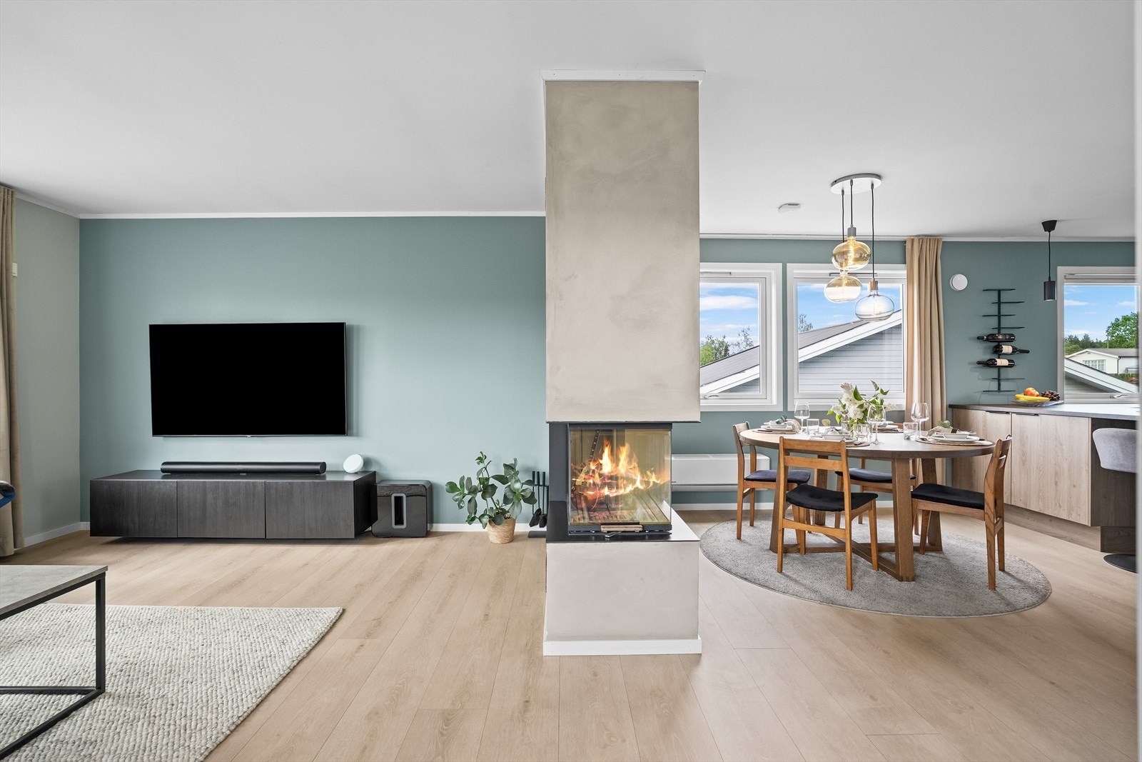Åpen planløsning med naturlig overgang mellom stue, spisestue og kjøkken. Galleribilde