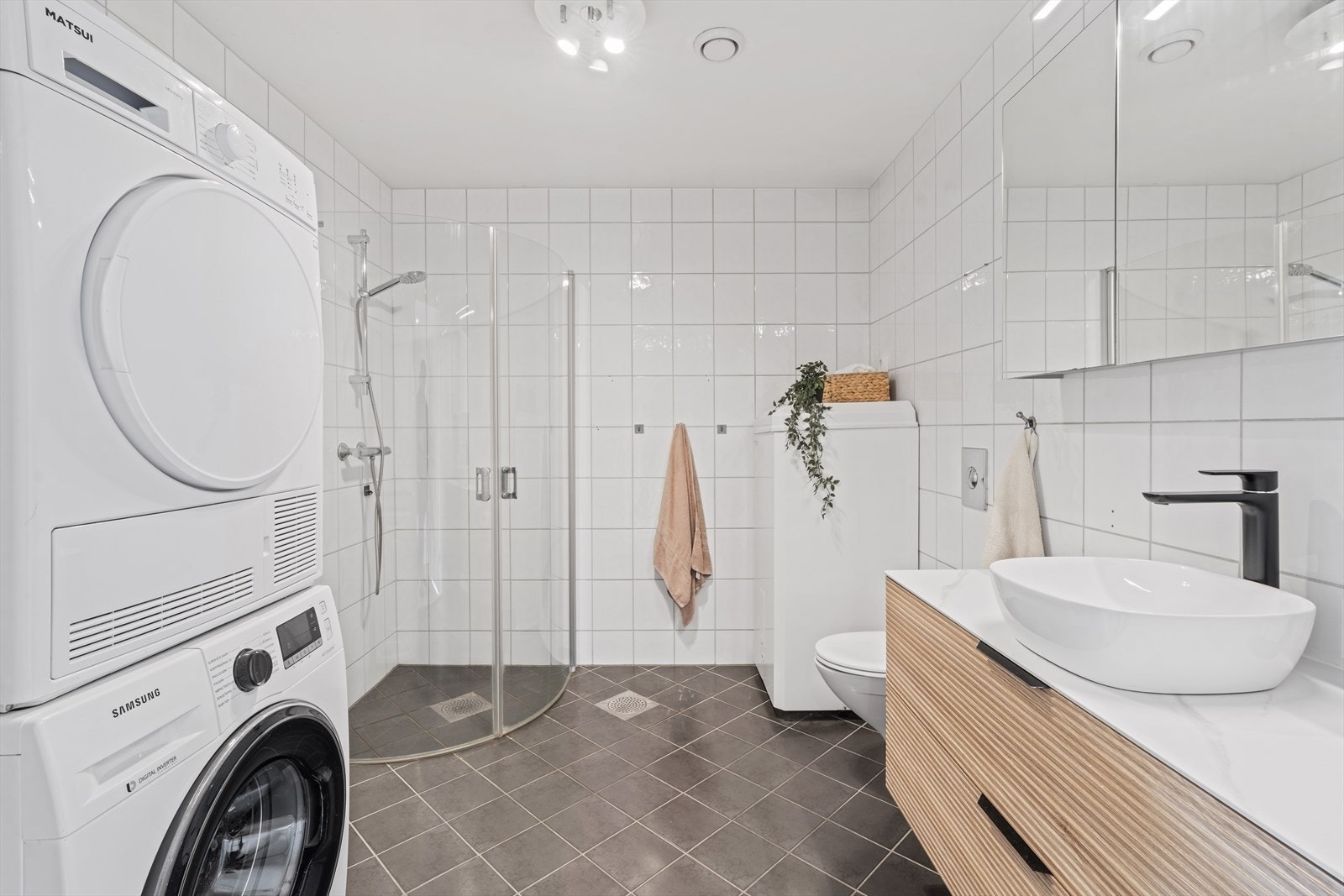 Badet har praktiske oppbevaringsmuligheter, som blant annet overskap og underskap Galleribilde