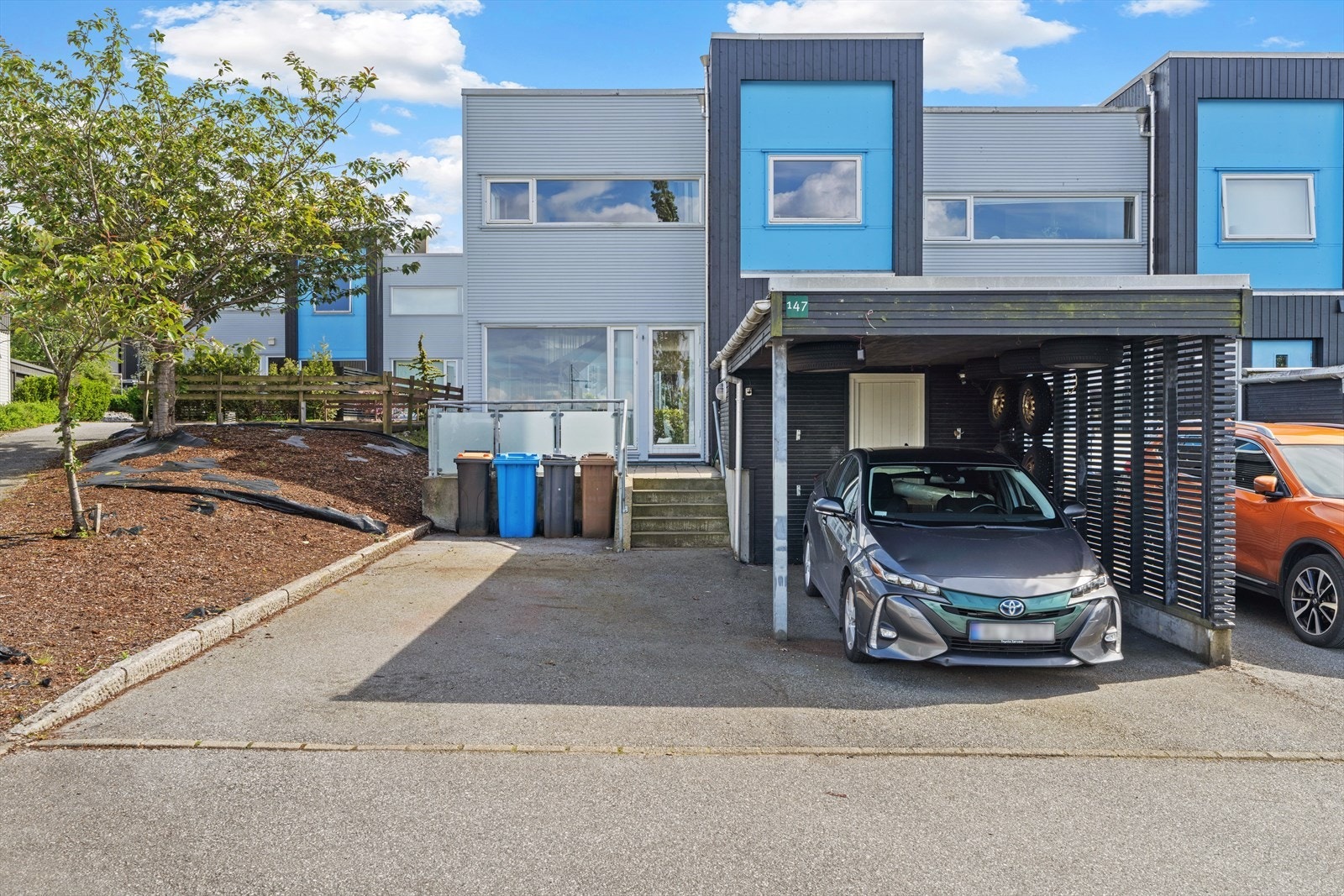 Moderne og praktisk familiebolig med morgen- og kveldssol - 3 soverom - 2 bad - 2 stuer - Carport og utvendig bod Galleribilde