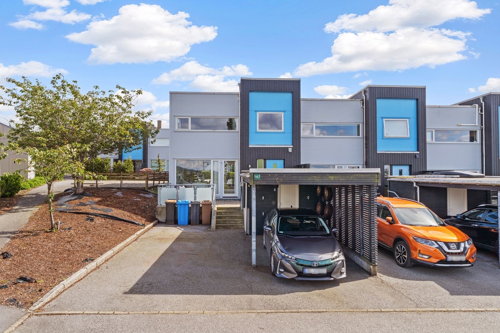 Parkering i carport og gårdsrom, med tillegg av praktisk gjesteparkering Galleribilde