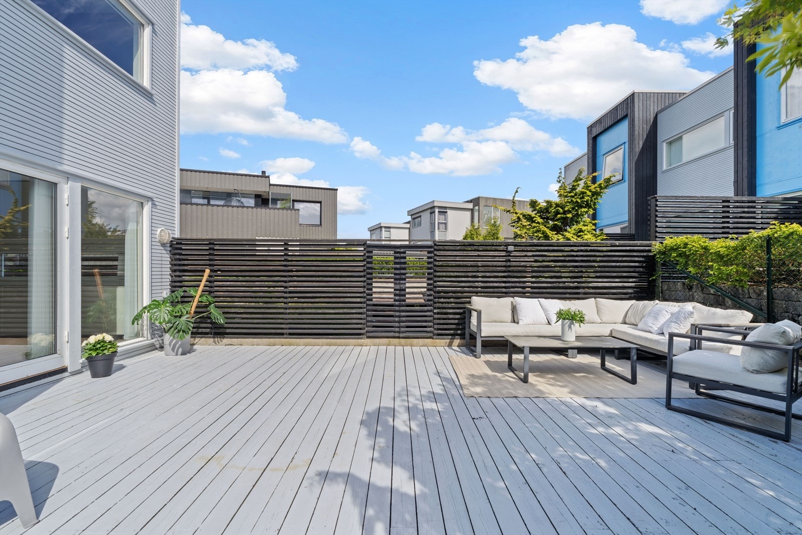 Fra stuen har du direkte utgang til en romslig terrasse med gode solforhold, i tillegg til direkte adkomst fra utsiden av boligen Galleribilde