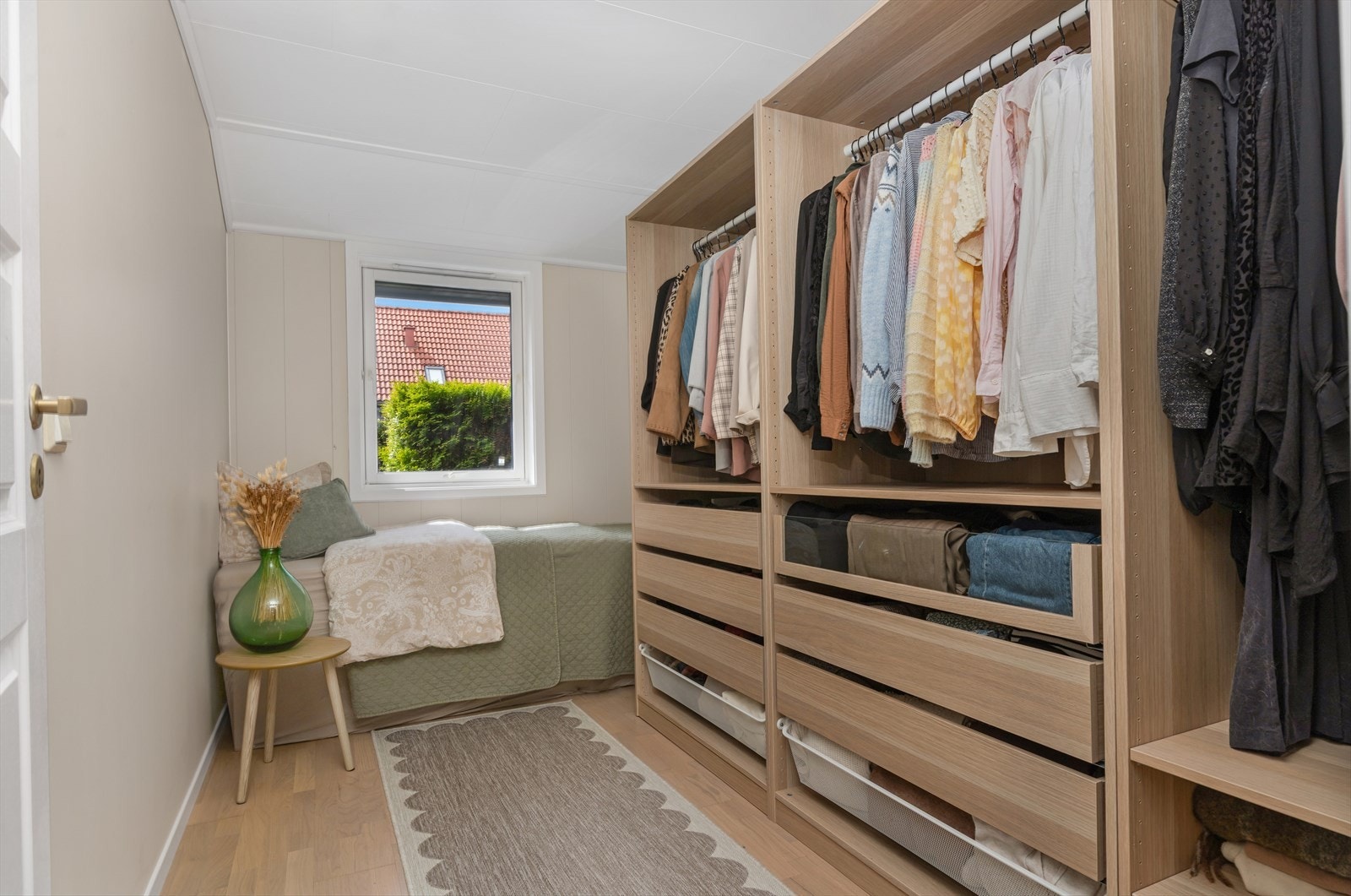 Soverom 2, innredet med stor garderobe (nytt i 2026) Galleribilde