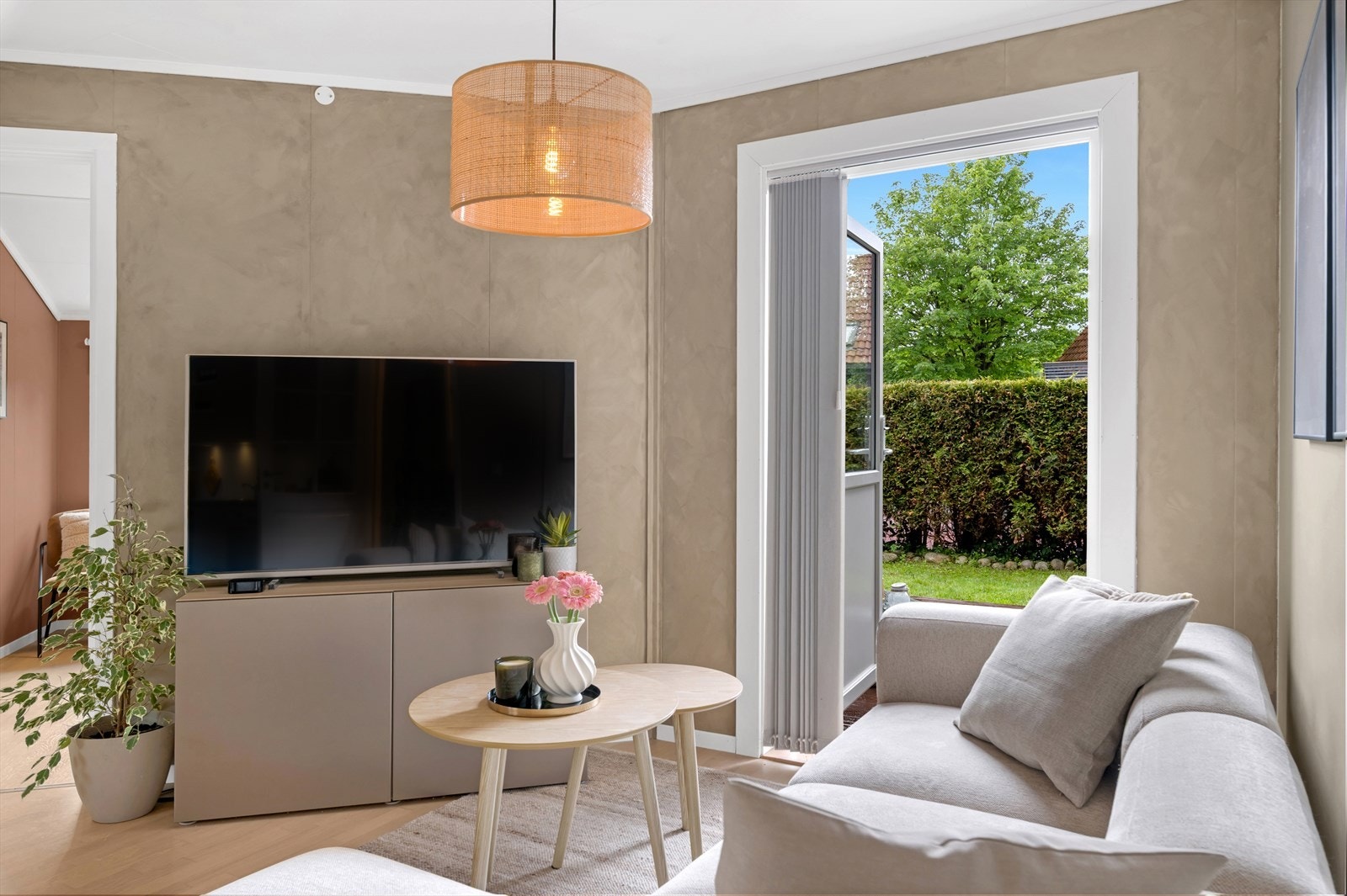 Fra stuen har du utgang til stor solrik terrasse og skjermet hage Galleribilde