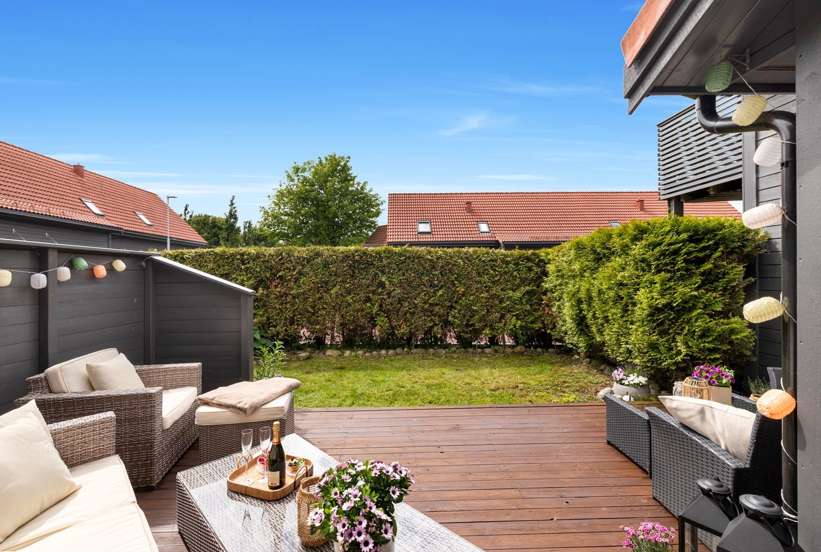 Flott opparbeidet uteområde med terrasse og levegg Galleribilde