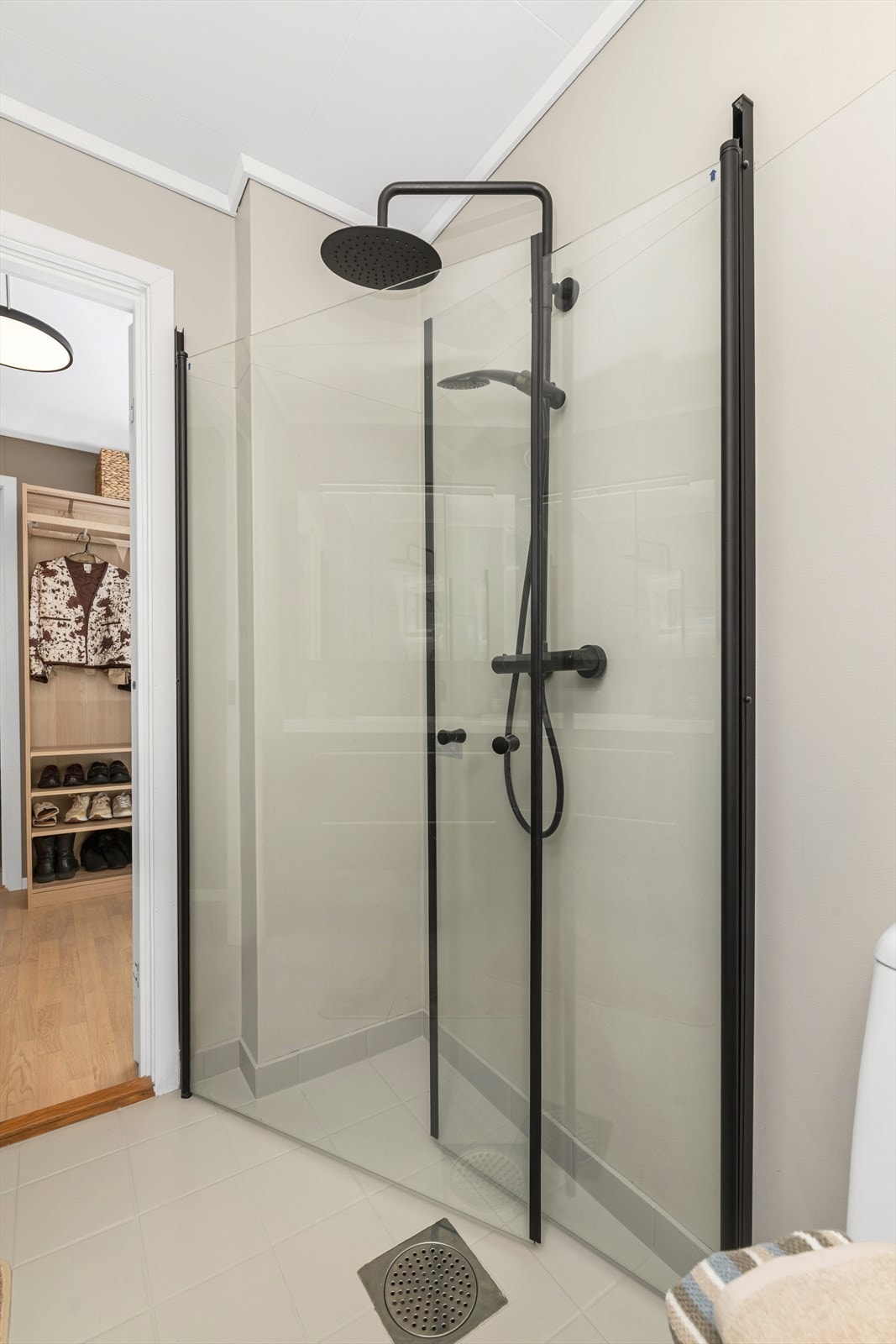 Badet er innredet med dusjhjørne. Fliser med varmekabler på gulv Galleribilde