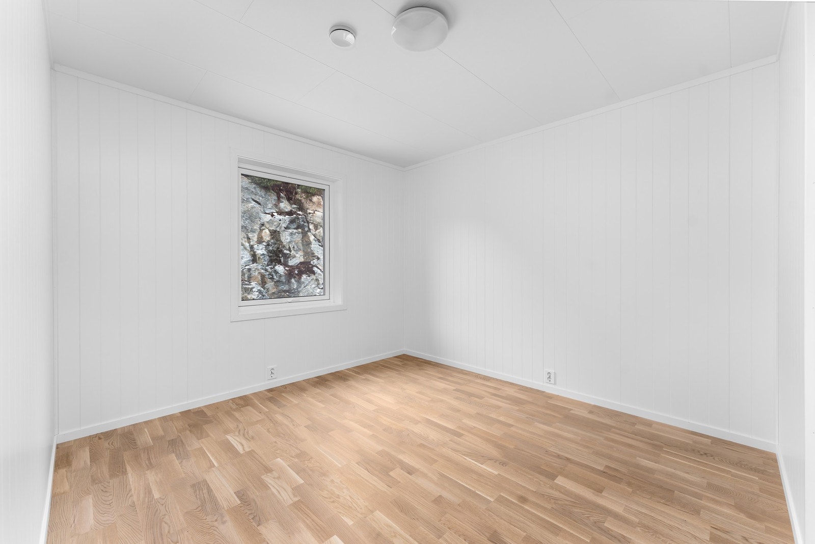 Soverom beliggende i 2.etasje. Begge soverommene i 2.etasje ligger i bakkant av boligen hvor det er meget stille og rolig. Galleribilde