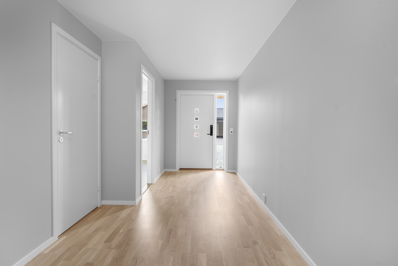 Luftig og romslig entré. Her er det godt med plass til garderobeskap og lagring av yttertøy og klær. Galleribilde