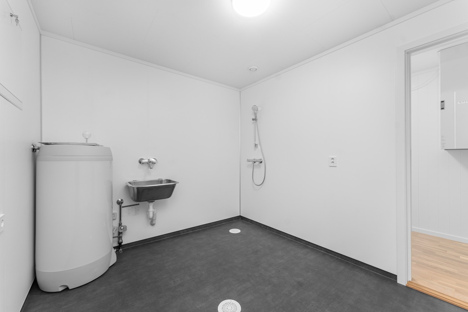 Romslig vaskerom hvor det også er installert dusj. Galleribilde