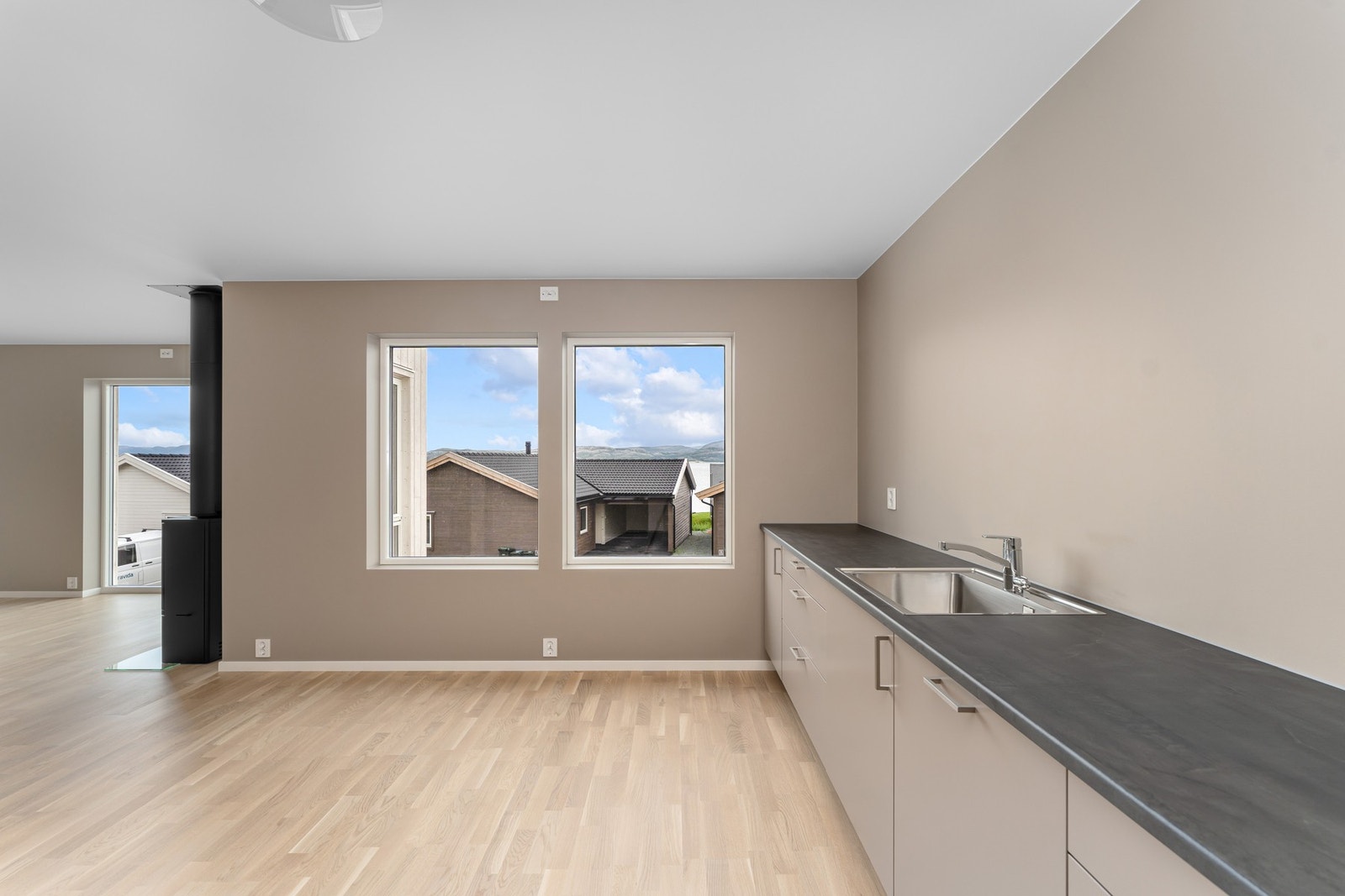 På kjøkkenet er det også plass til en stor spisegruppe for hele familien. Galleribilde