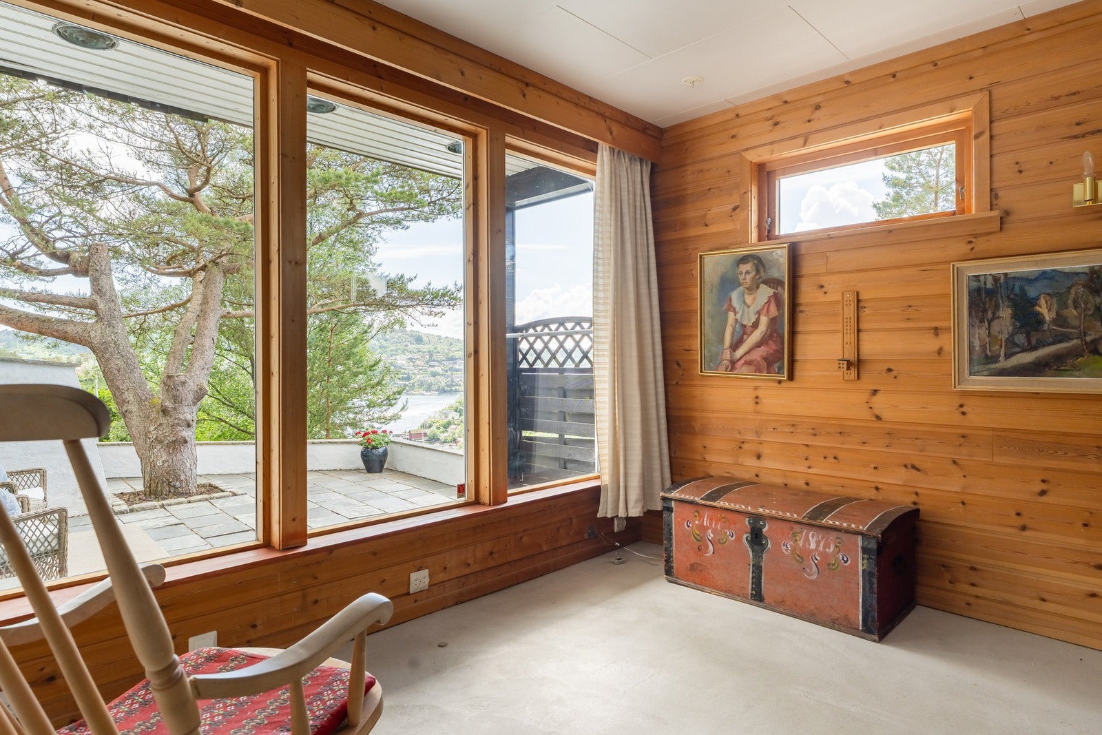 I 1979 ble huset påbygd med et disponelt rom med store vindusflater. Galleribilde