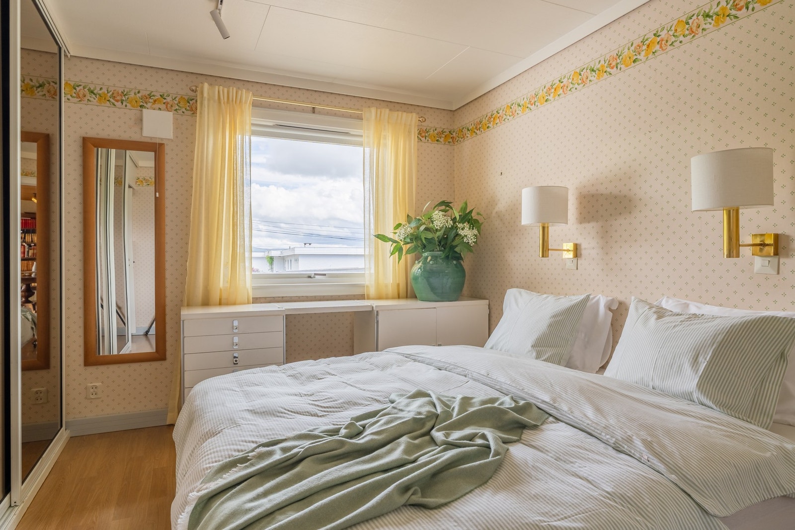 Vi beveger oss inn på hovedsoverommet som har god plass til en stor seng med nattbord på hver side, samt oppbevaringsplass i en stor garderobe. Galleribilde