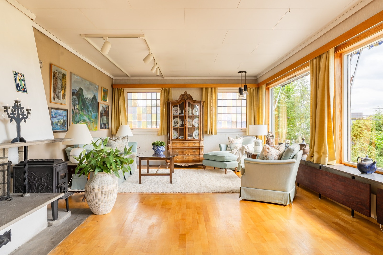 Stuen fremstår som husets hjerte med god plass til både sofagruppe og sosiale sammenkomster. Galleribilde