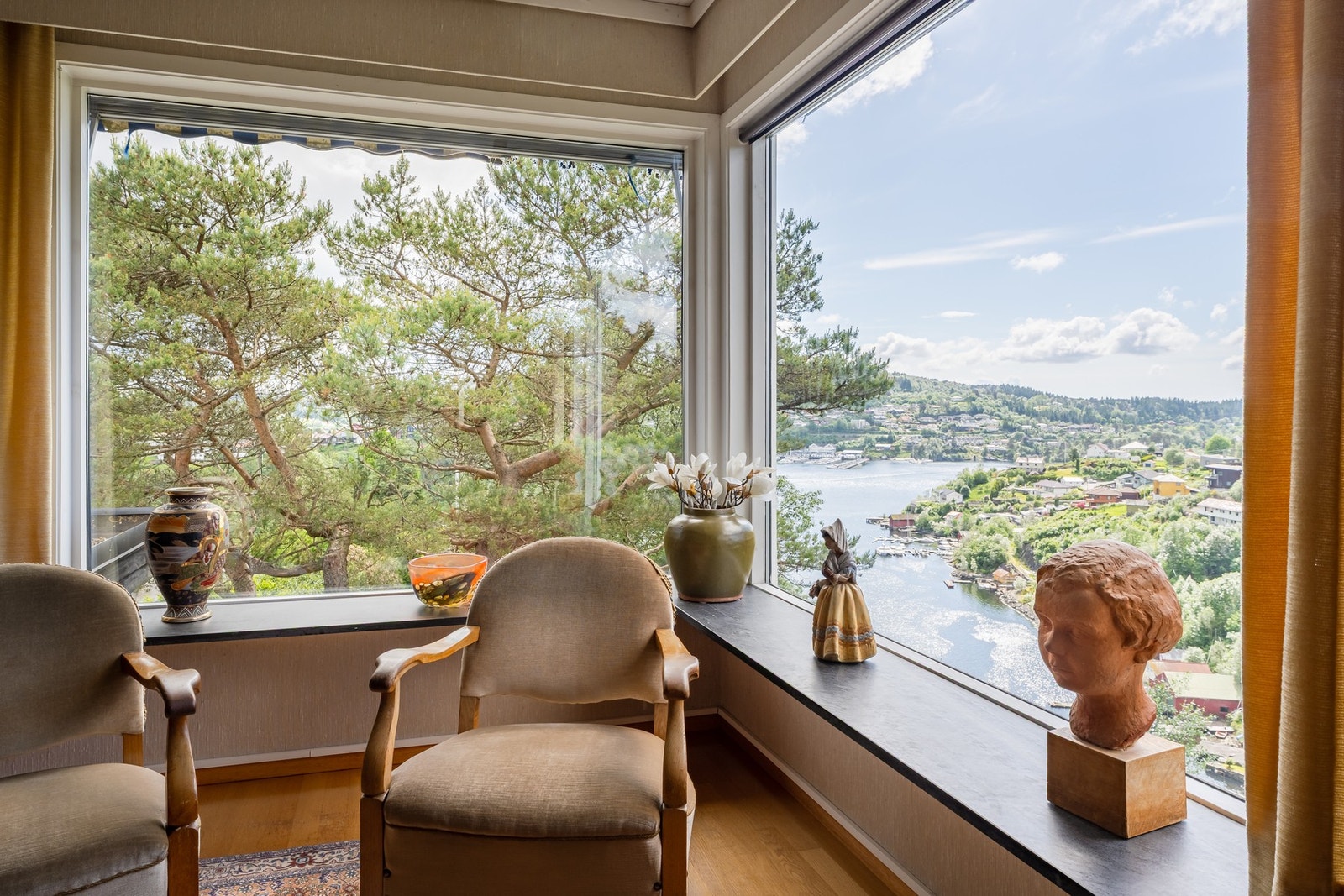 Vi begynner i en av boligens stuer hvor man har store vinduer mot sør og vest. Galleribilde