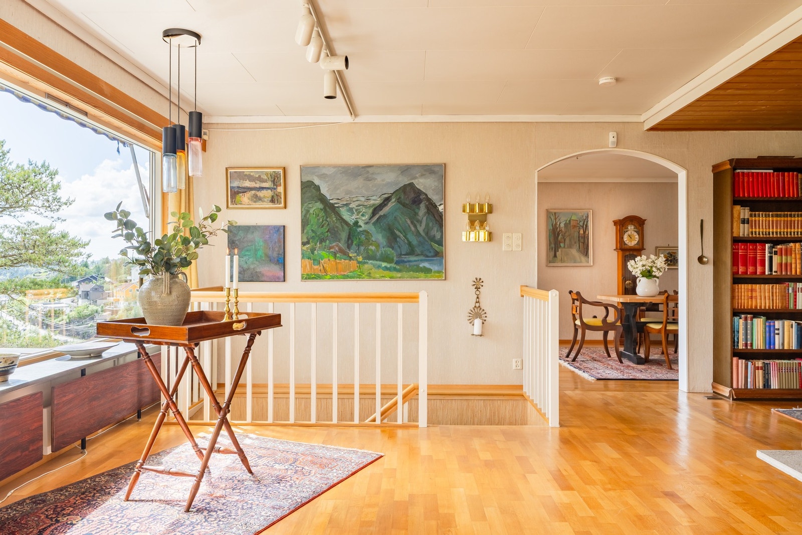 Her åpner planløsningen seg opp med store og lyse oppholdsrom som nyter godt av rikelig med dagslys og en nydelig utsikt. Galleribilde
