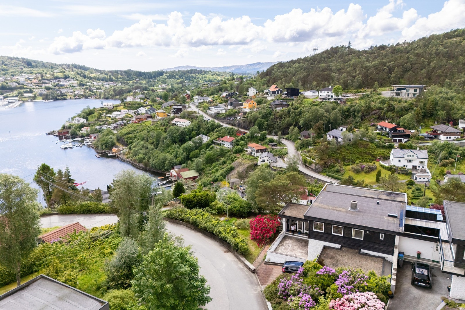 Ute finner du solrike uteområder og hage som innbyr til både lek, avslapning og hyggelige sammenkomster gjennom store deler av året. Galleribilde